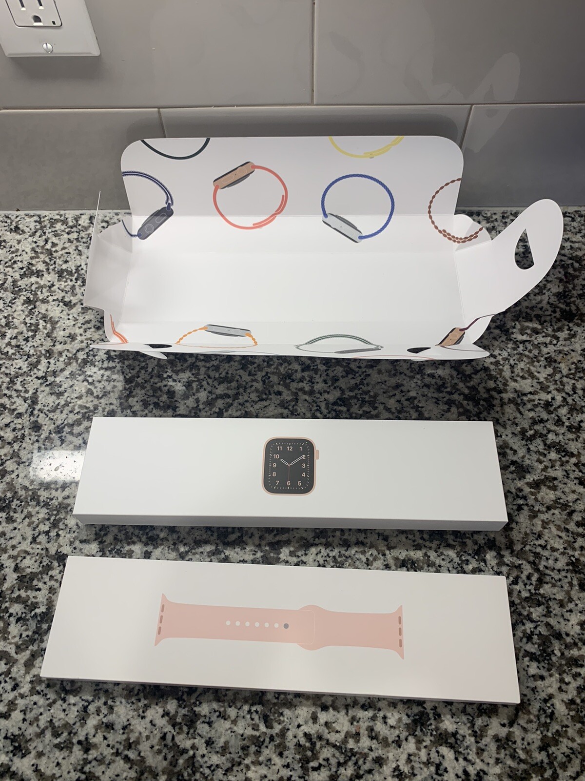 Apple Watch SE 40mm Gold Aluminum Case with Pink Sand Sport Band – Regular (GPS)
