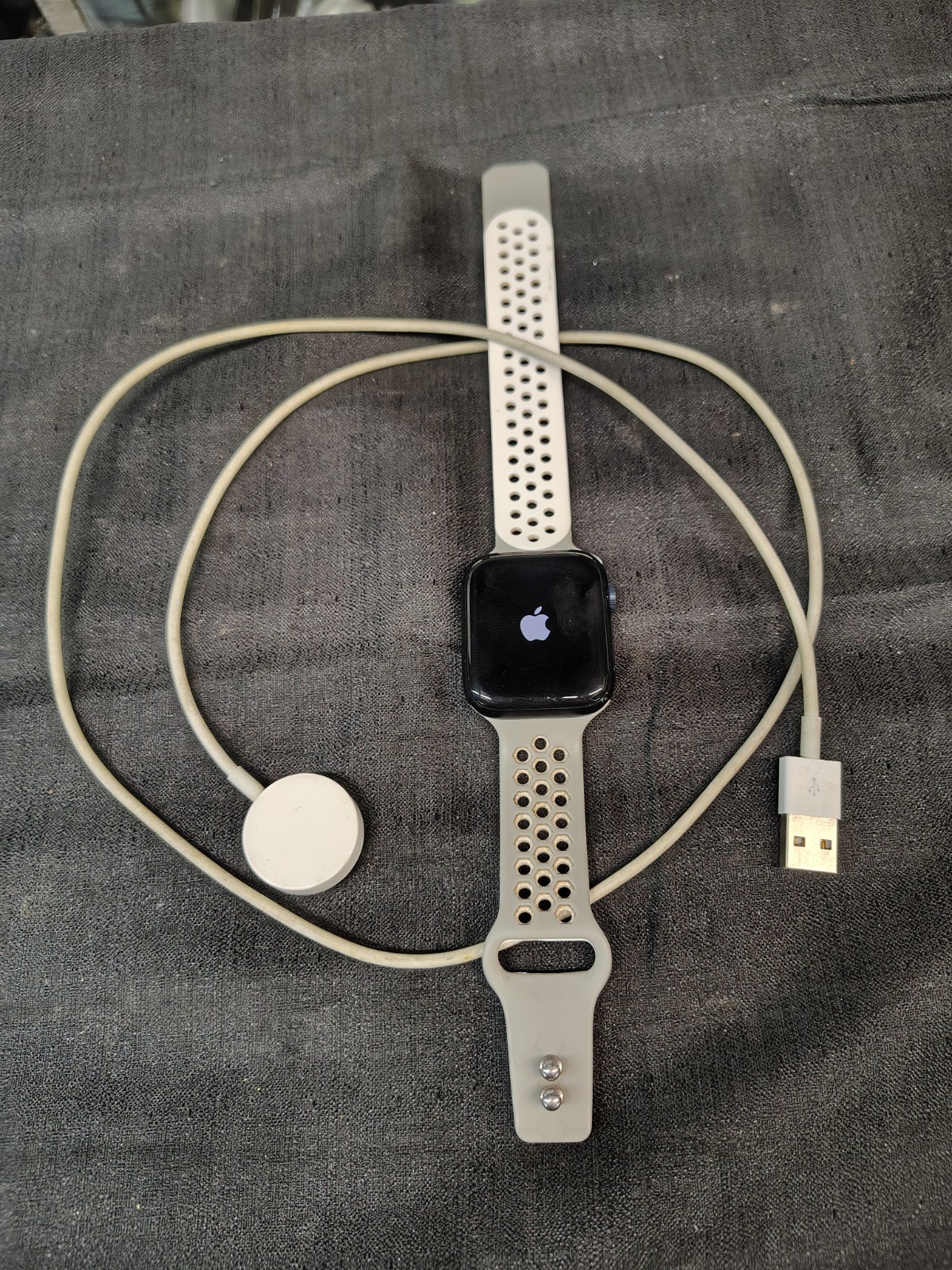 Apple Watch Series SE 44mm (GPS) Nike Edition Aluminum Case – Excellent