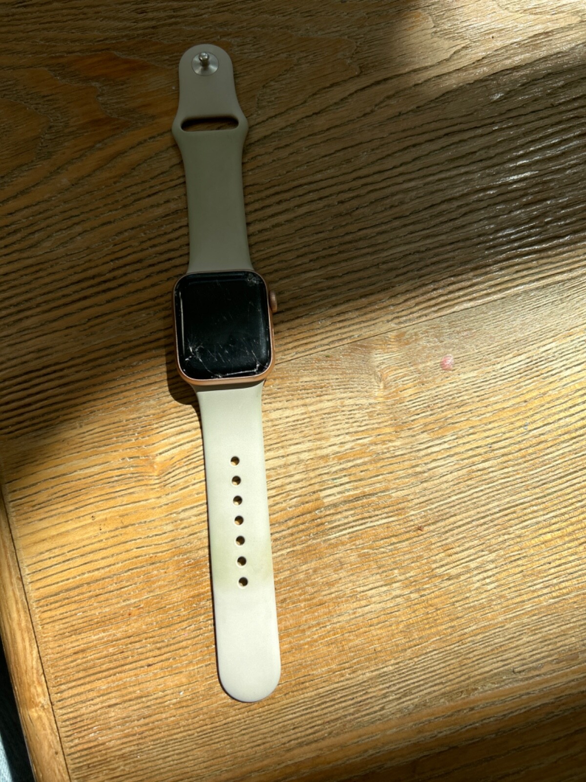 Apple Watch SE (1st Generation) 40mm Gold Aluminum Case with Starlight Sport…