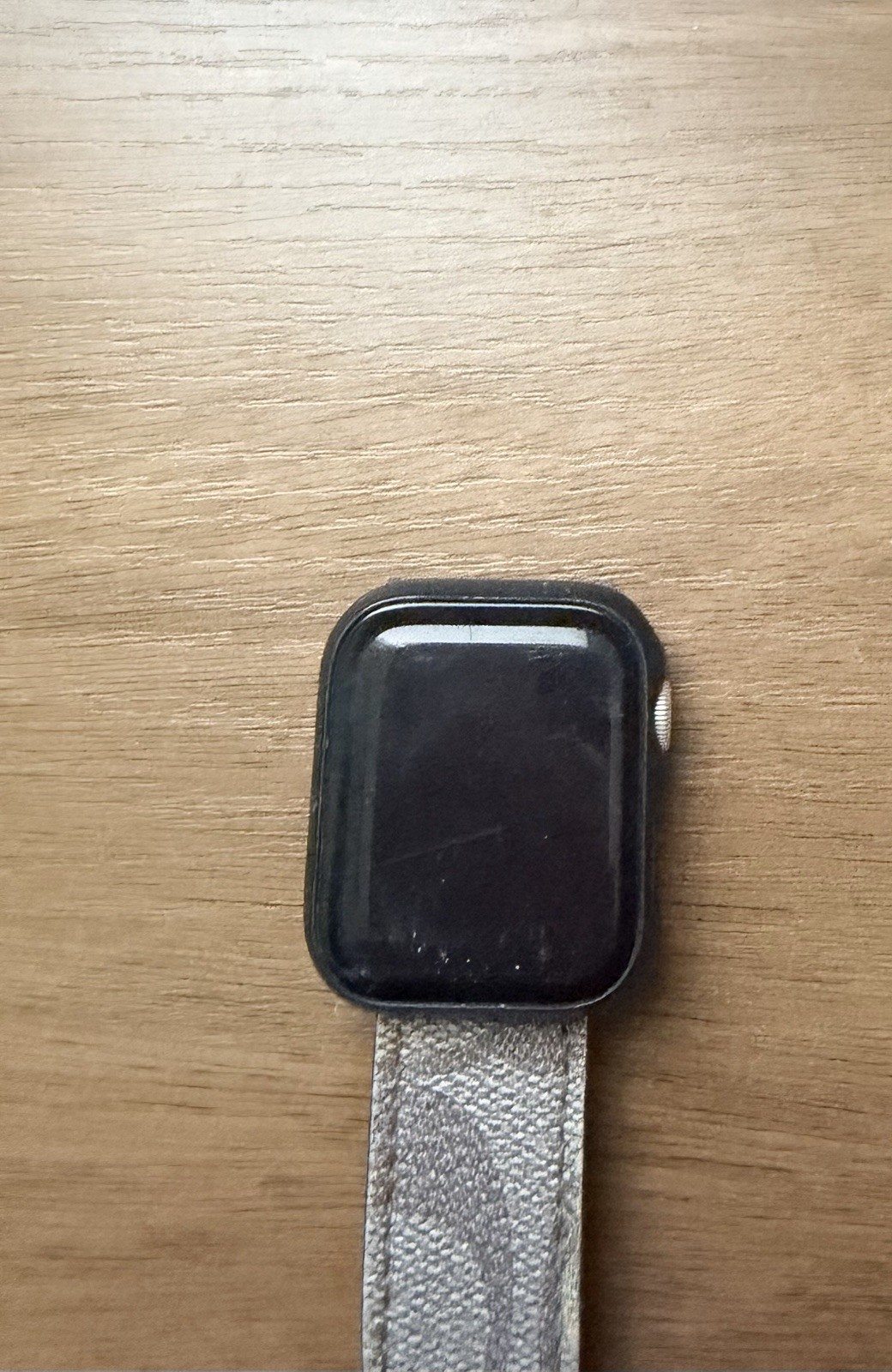 Apple Watch 5 40mm Black Aluminum Case Gray Fabric Band iOS Apple Watch OS