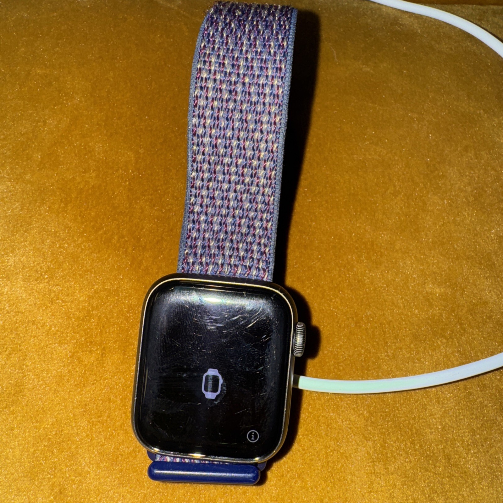 Apple Watch SE 1st Gen GPS 40MM Aluminum MKQ13LL/A A2351 & OEM Indigo Sportloop