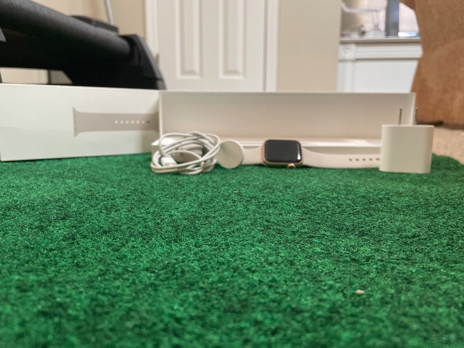 Apple Watch SE 1st Gen GPS 40mm Rose Gold Aluminum Case Starlight Band MKQ03LL/A