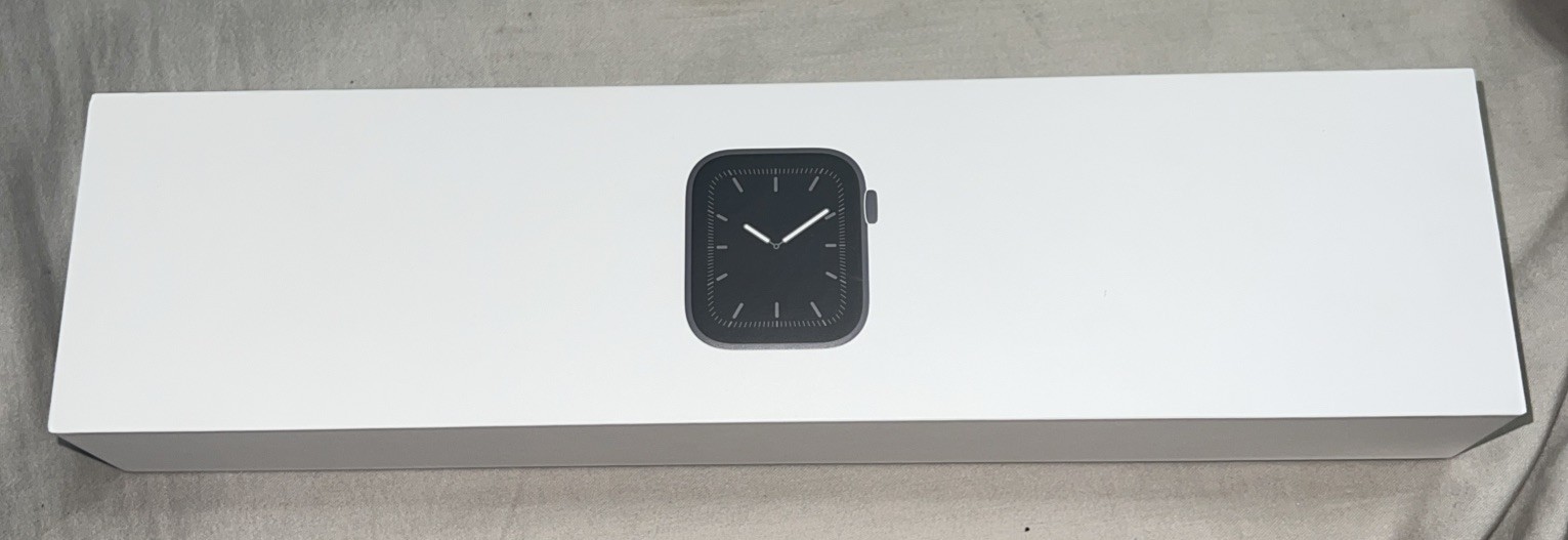 Apple Watch Series 5 40mm Space Gray Aluminum Case With Extra Apple Band