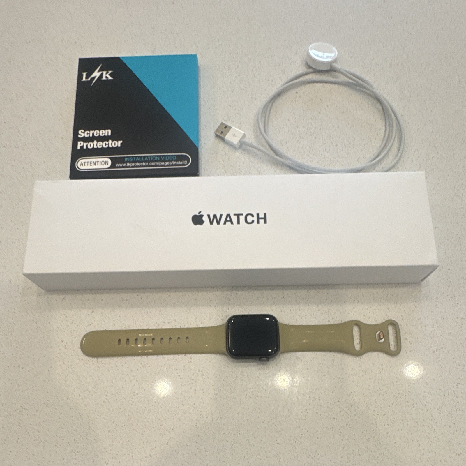 Apple Watch SE 40mm Midnight Space Gray Aluminum Case w/midnight Band