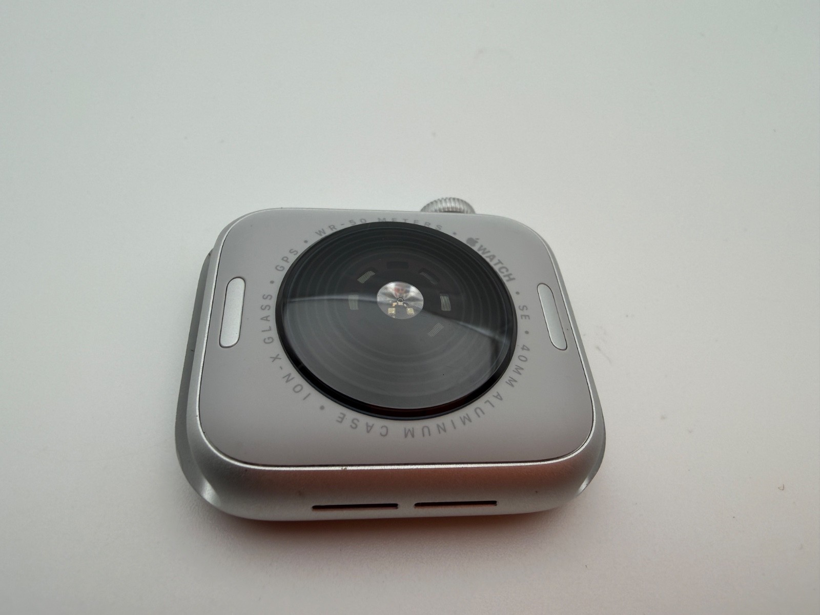 APPLE WATCH SE 2 – 40MM SILVER GPS ALUMINUM – NO BAND – HAS DEEP SCUFF ON SIDE