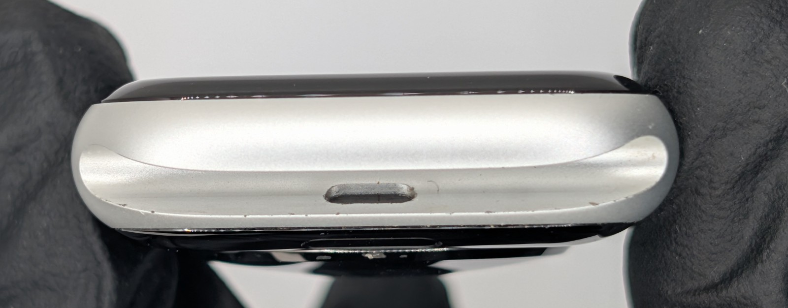 Apple Watch Series 4 – 44mm GPS Silver Aluminum – M/L Sport Bands. ~D99~