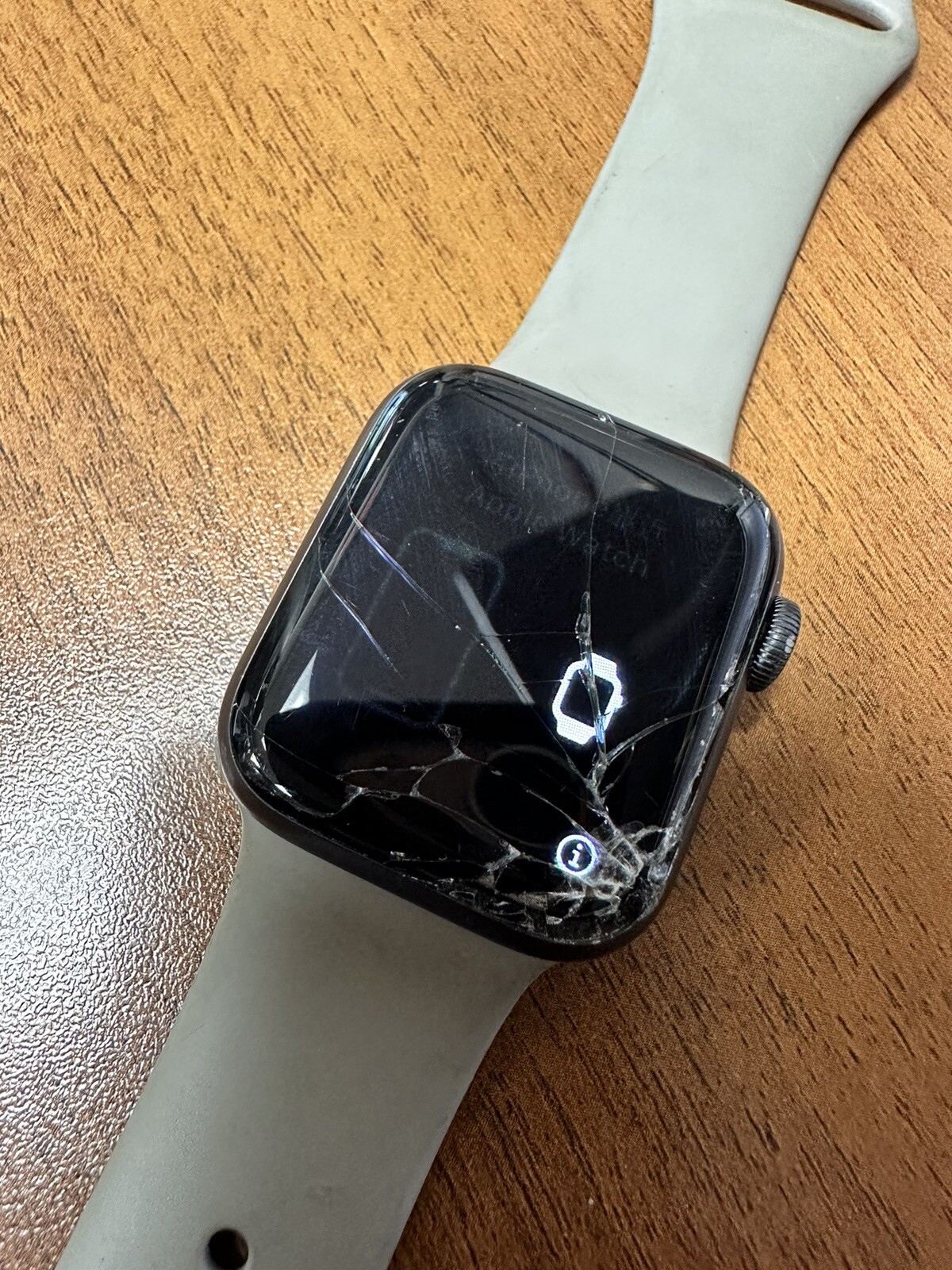 Apple Watch Series 6 40mm Case GPS WR-50M / Broken Screen / As Is