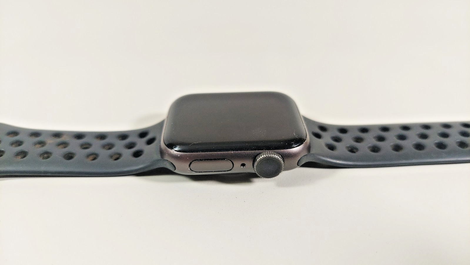 Apple Watch Series 5 40mm black with Band, LOCKED, FOR PARTS