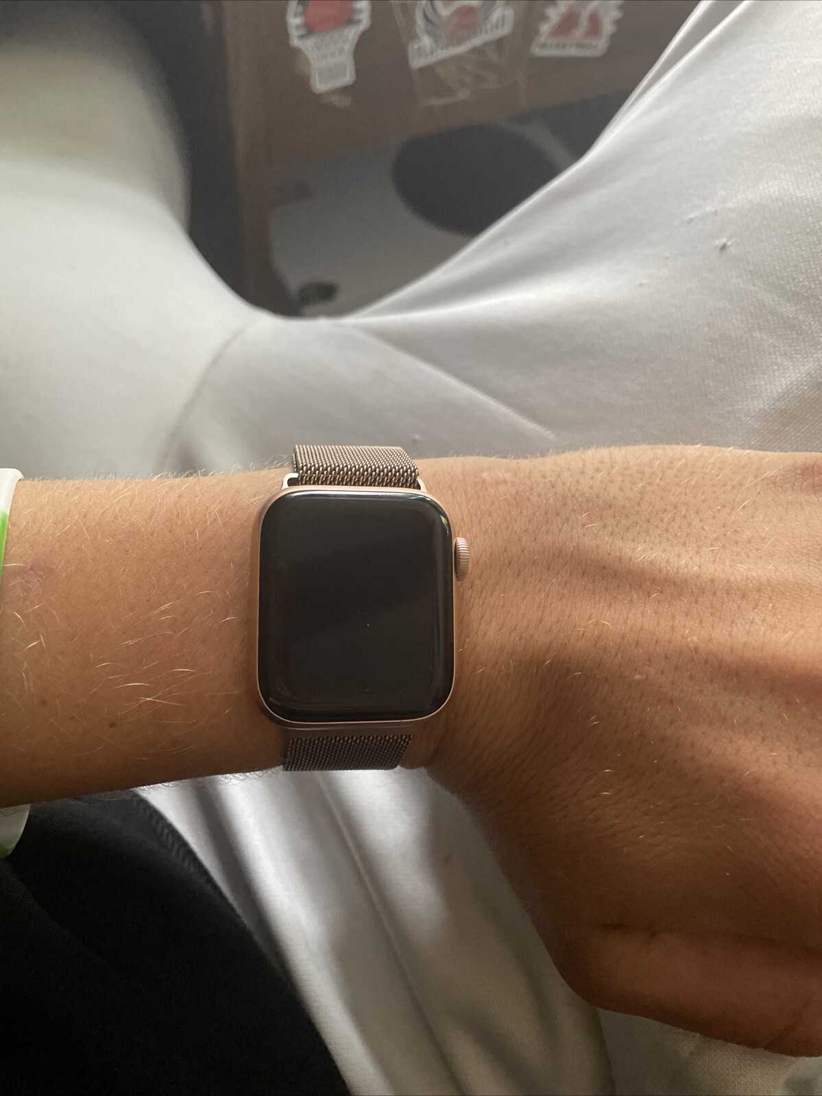 Apple Watch SE 40mm Gold Aluminum Case with Pink Sand Sport Band – Regular (GPS)