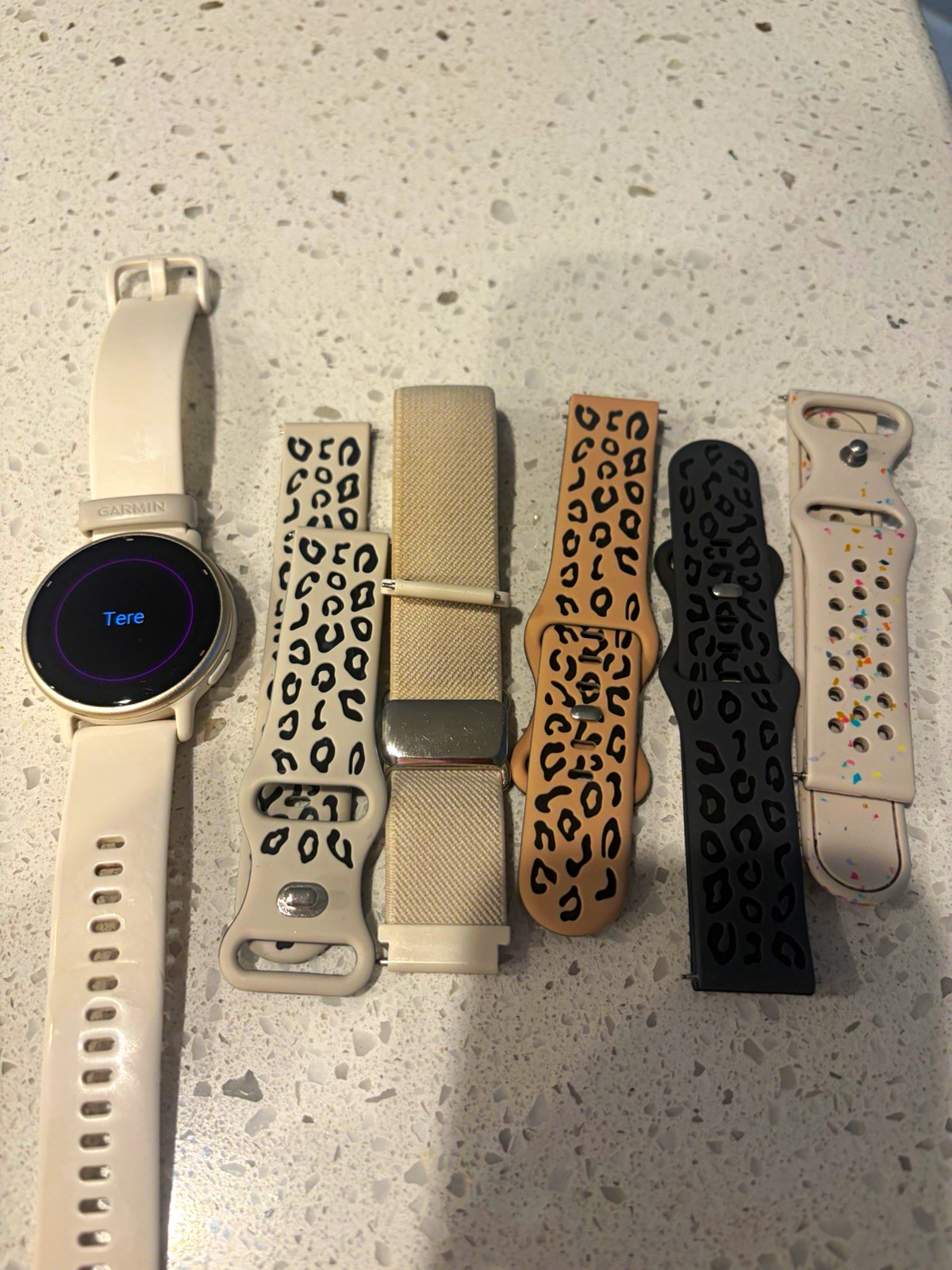 Garmin vívoactive 5 White Silicone Band, and 5 extra bands. Excellent condition