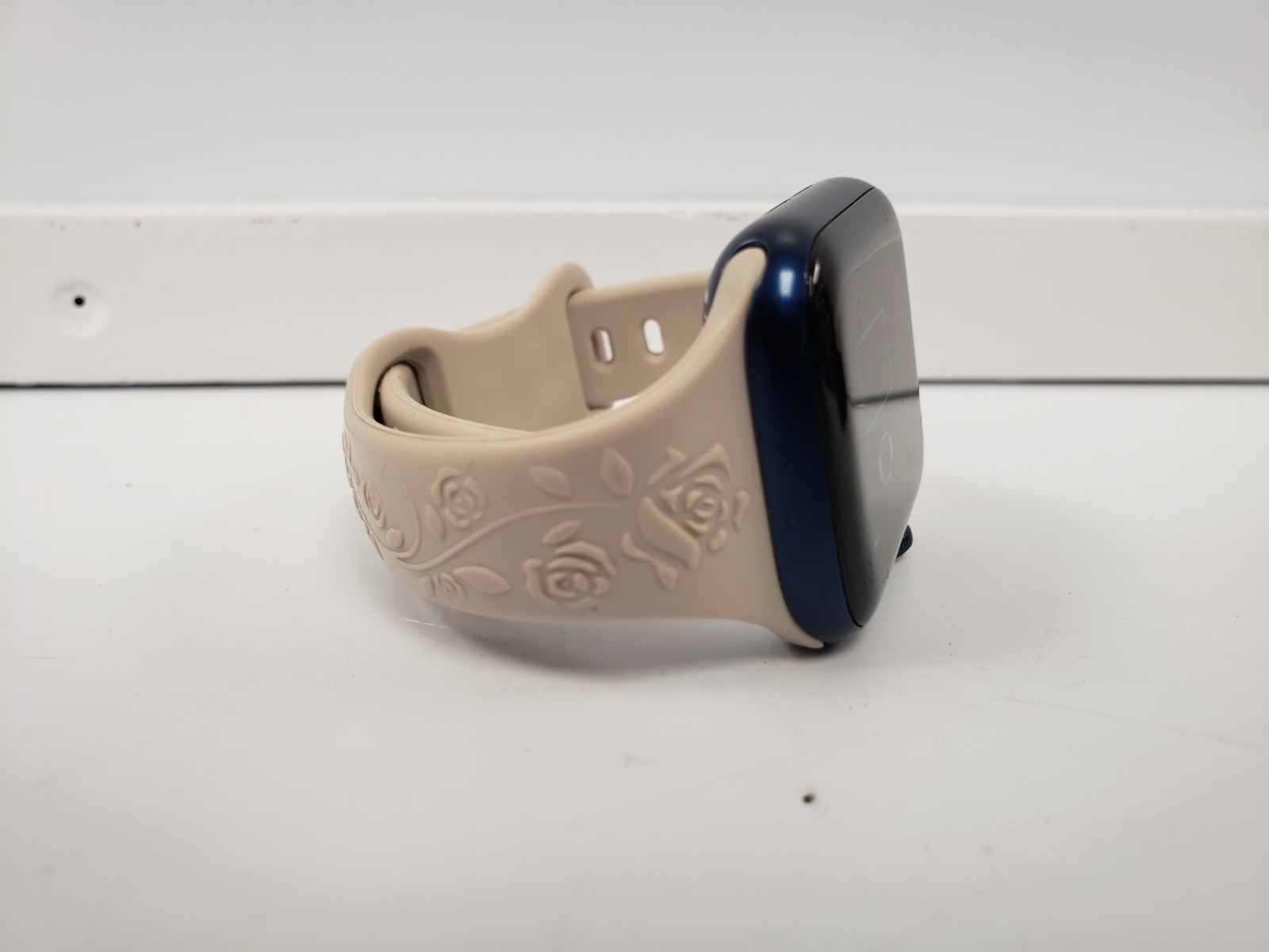 (80924-1) Apple A2293 Series 6 Smart Watch