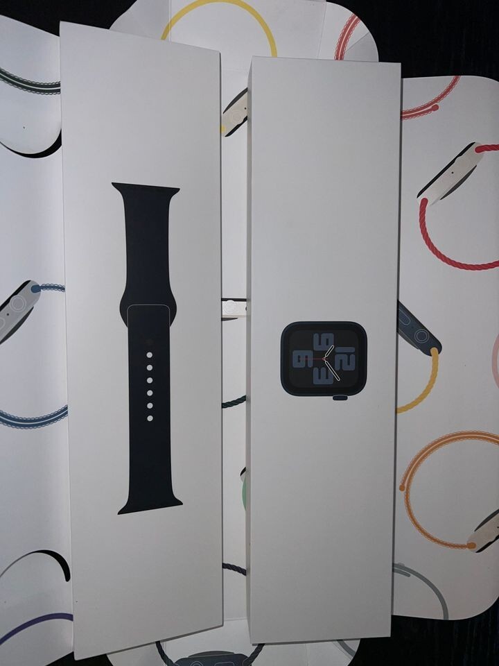 Apple Watch SE (2022) 44mm Midnight Aluminum Case with Sport Band, M/L (GPS)…