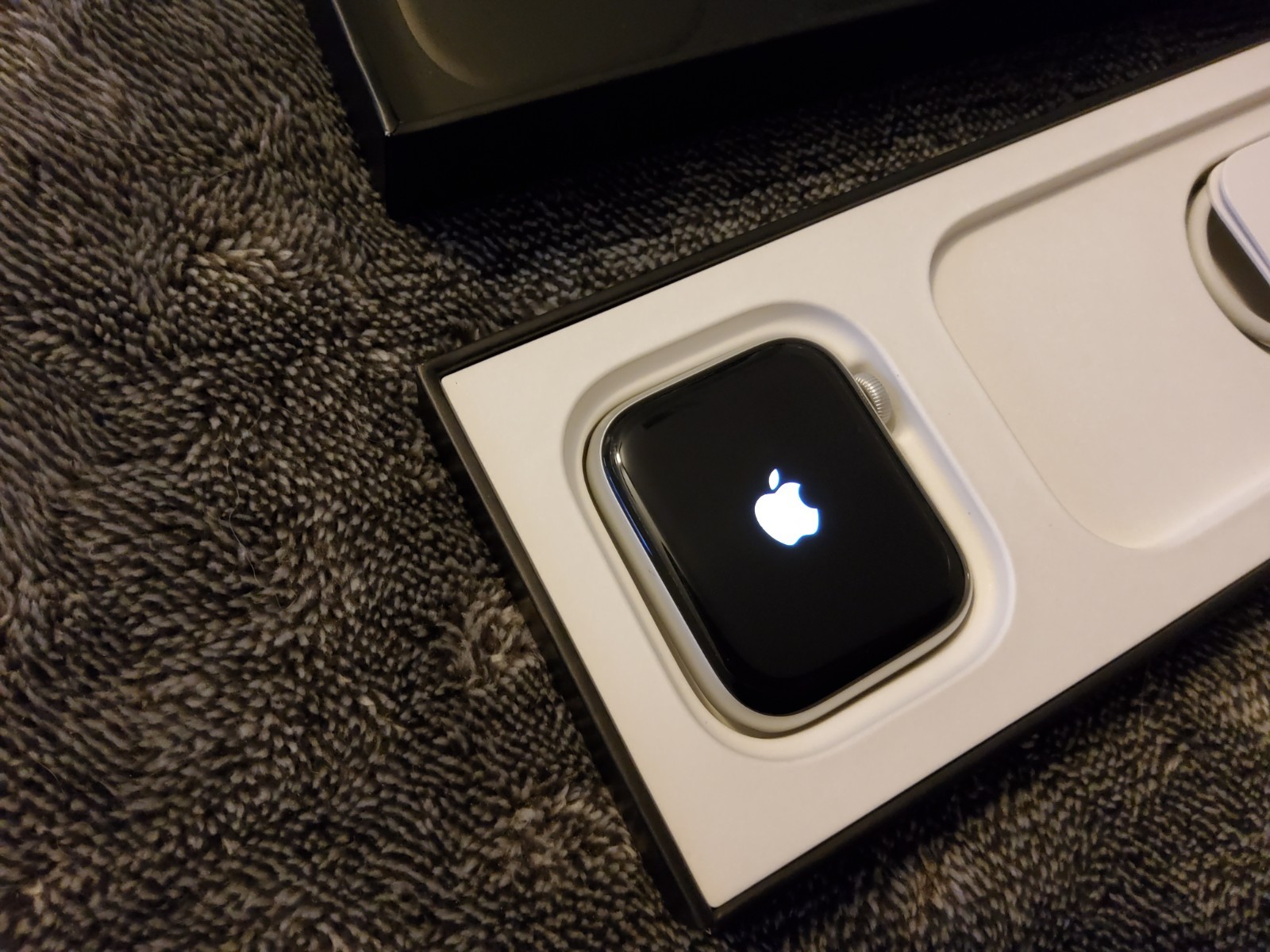 APPLE Watch NIKE SE 44mm Silver Aluminum Pure Platinum Black Sports Band NEW