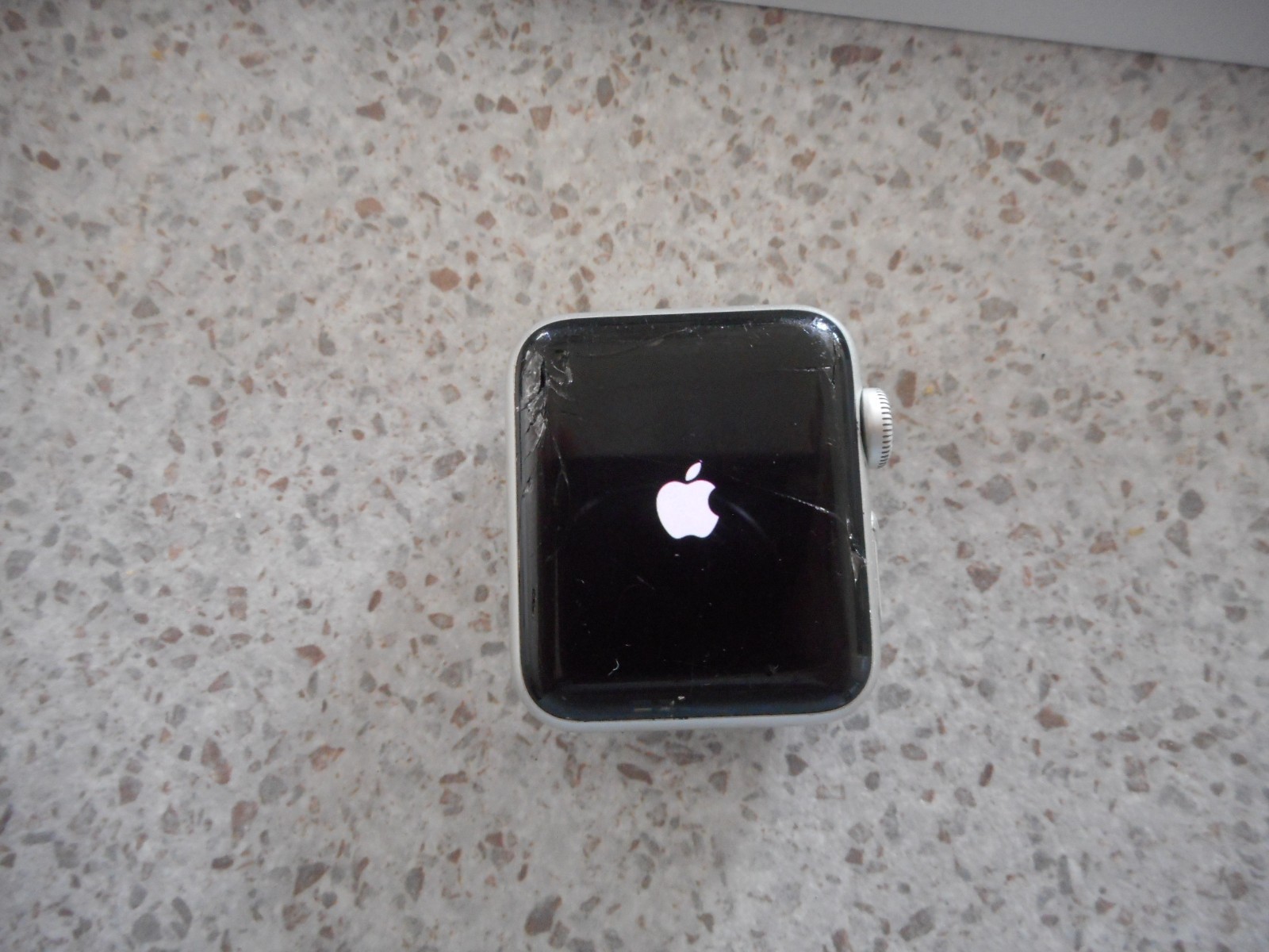 APPLE WATCH SERIES 3 38MM ALUMINUM CASE GPS WR 50M POWERS ON – PARTS OR REPAIR