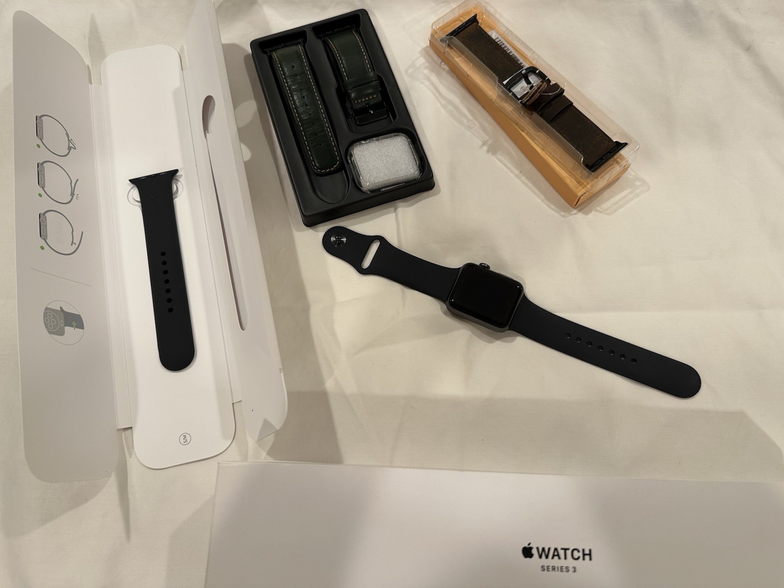 Apple Watch Series 3 42mm Aluminium Case with three bands – Space Gray/Black