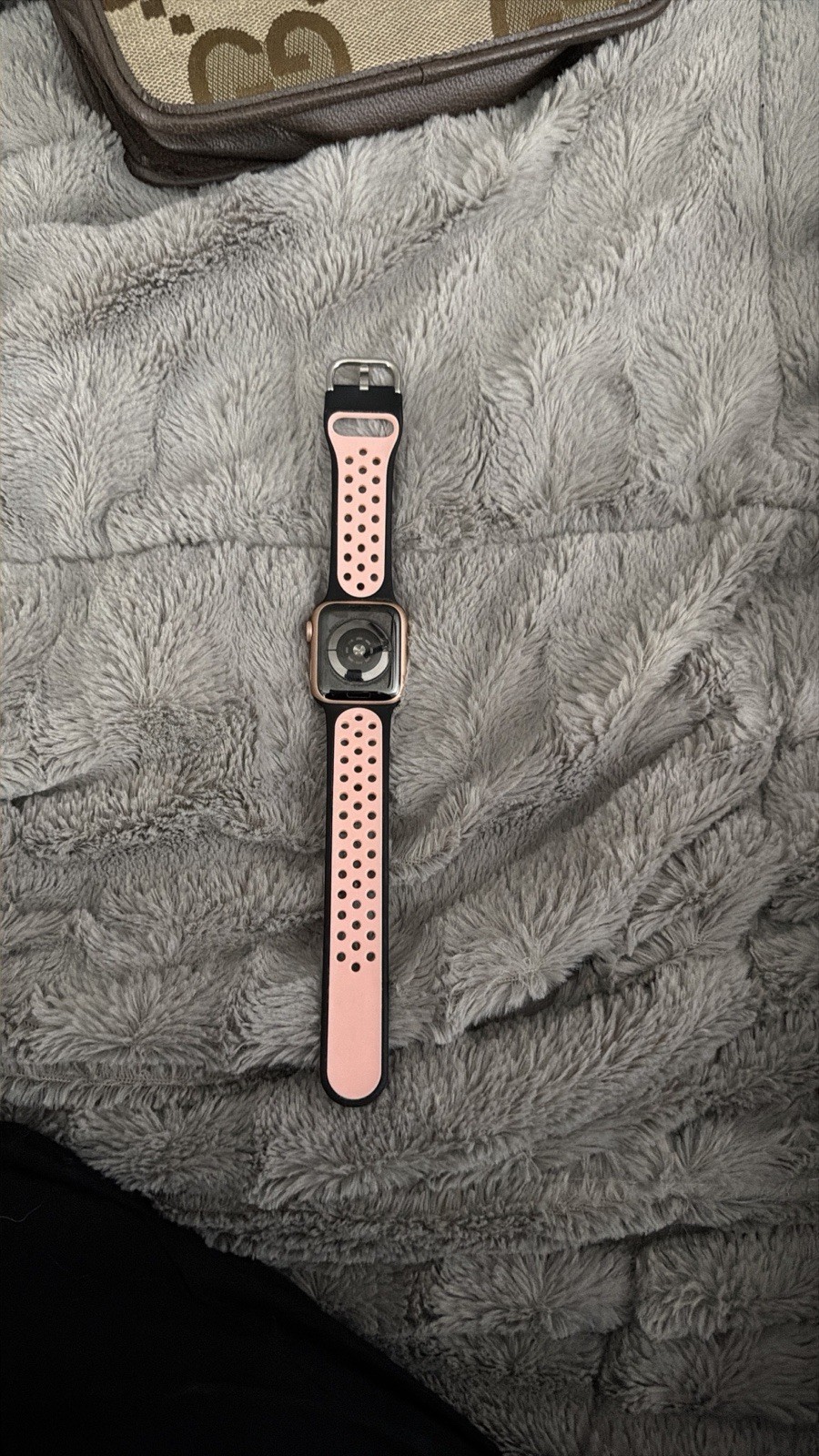 Apple Watch Series 4 40mm Gold Aluminum GPS + Cellular, Water Resistant,