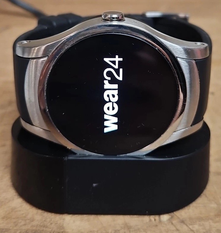 Verizon Wear24 Android Smartwatch LTE QTA XU1 Silver Black