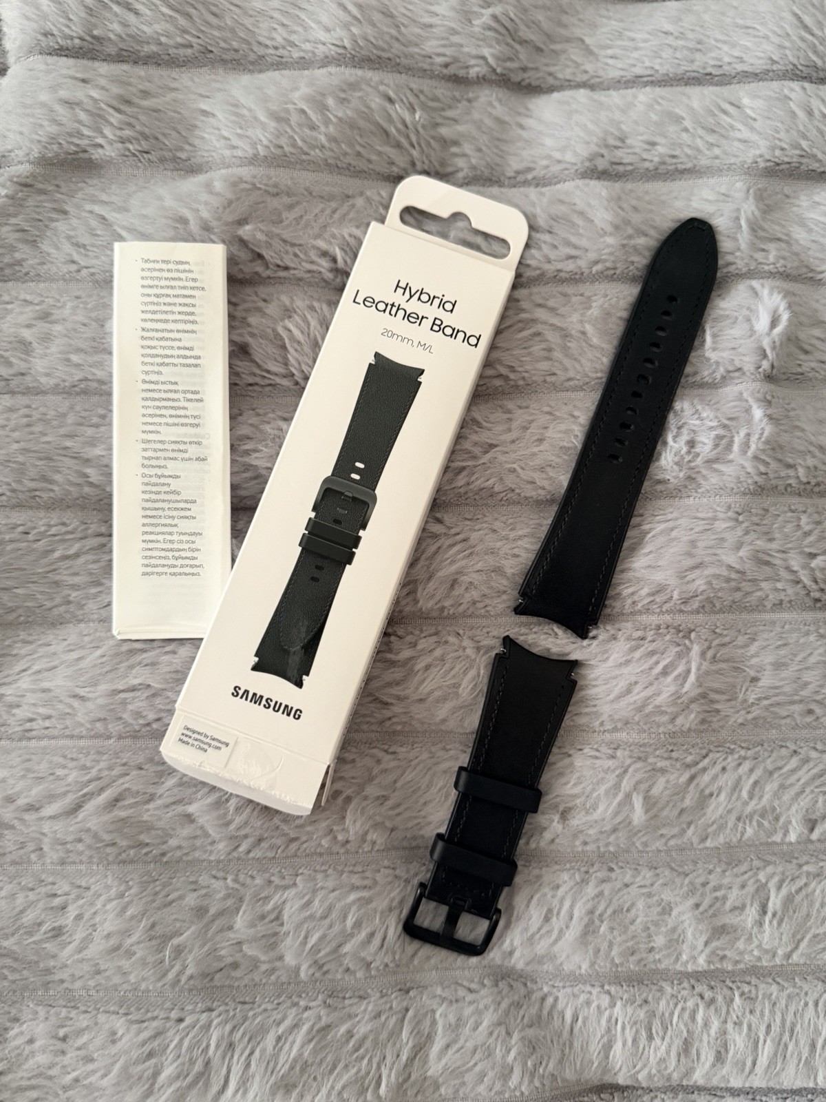Samsung Galaxy Watch4 Classic 42mm Silver/White W/extra black hybrid strap EUC!