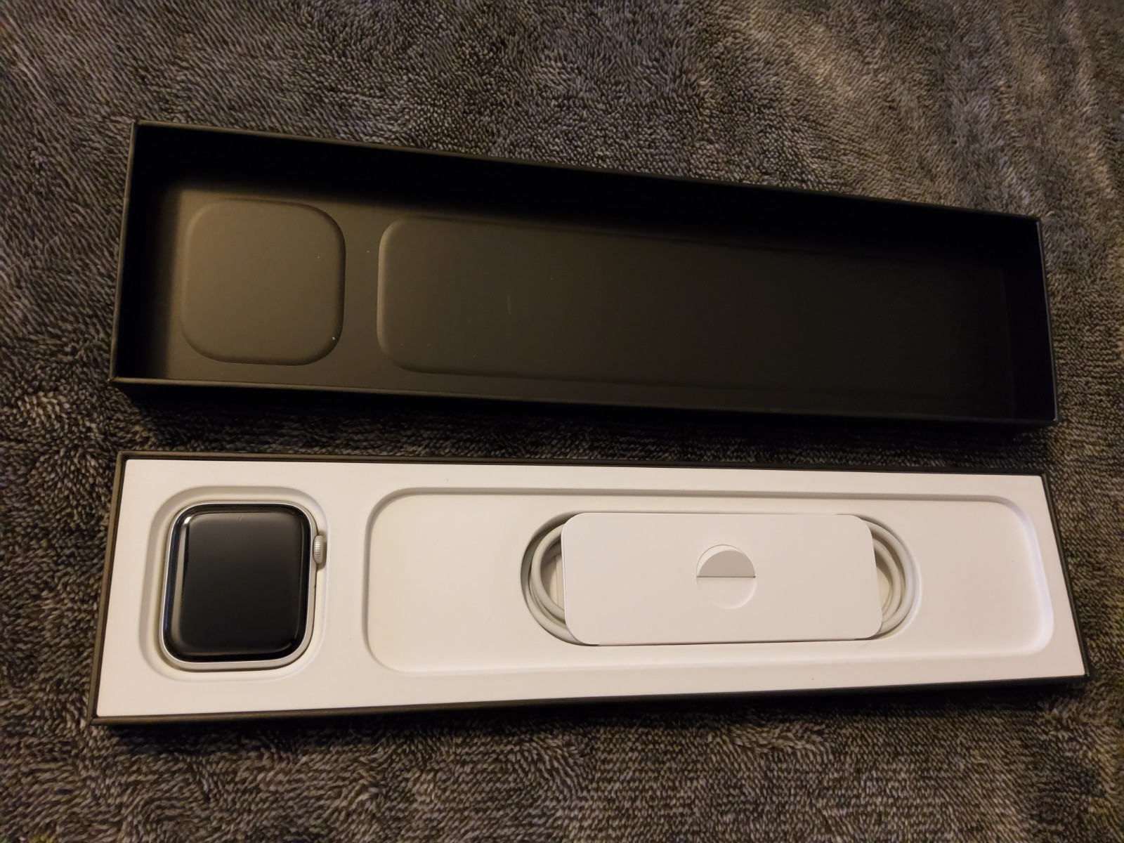 APPLE Watch NIKE SE 44mm Silver Aluminum Pure Platinum Black Sports Band NEW