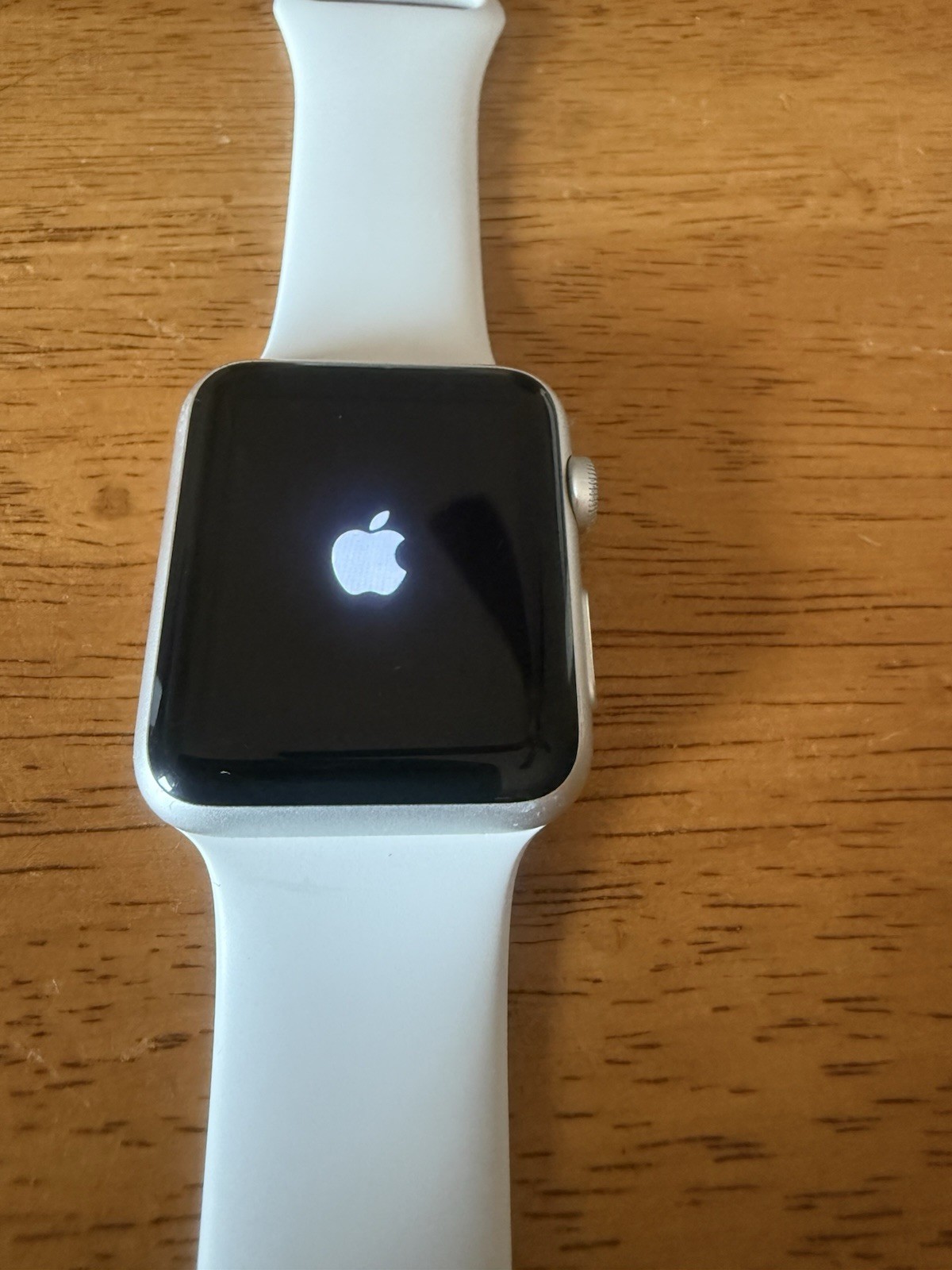 Apple Watch Sport 7000 Series Silver Aluminum 42mm Case White Sport Band