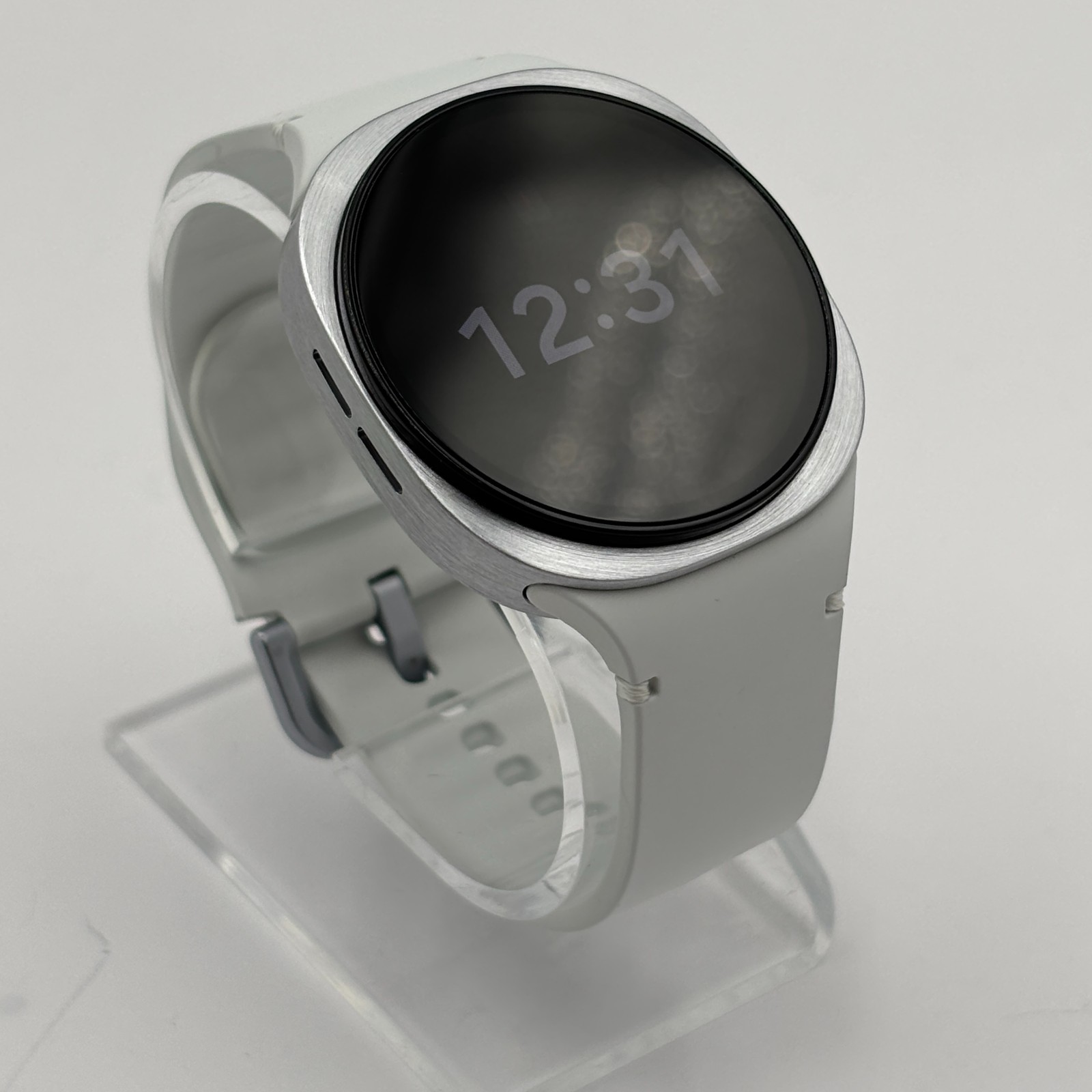 Samsung Galaxy Watch 8 40MM – Silver – SM-L320 – Good Condition – Ships Free