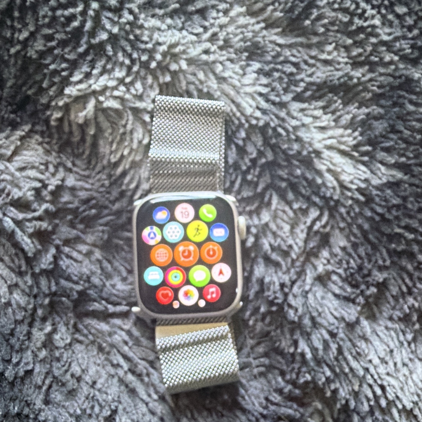 Apple Watch Series 7 40 Starlight 32GB w/ Milanese Loop