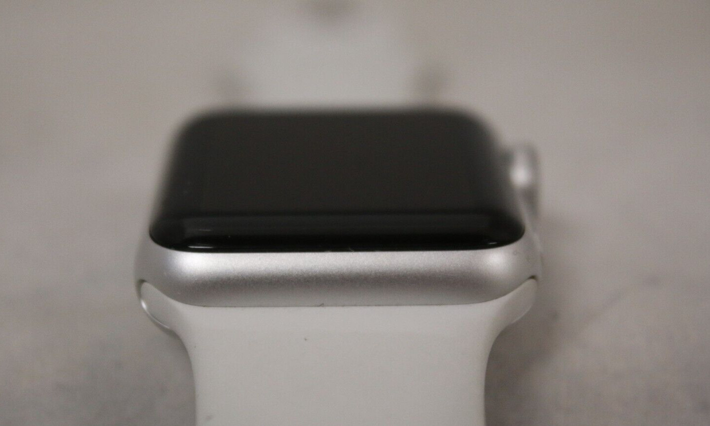 Apple Watch Series 3 38 mm Silver Aluminum Case White Sport Band
