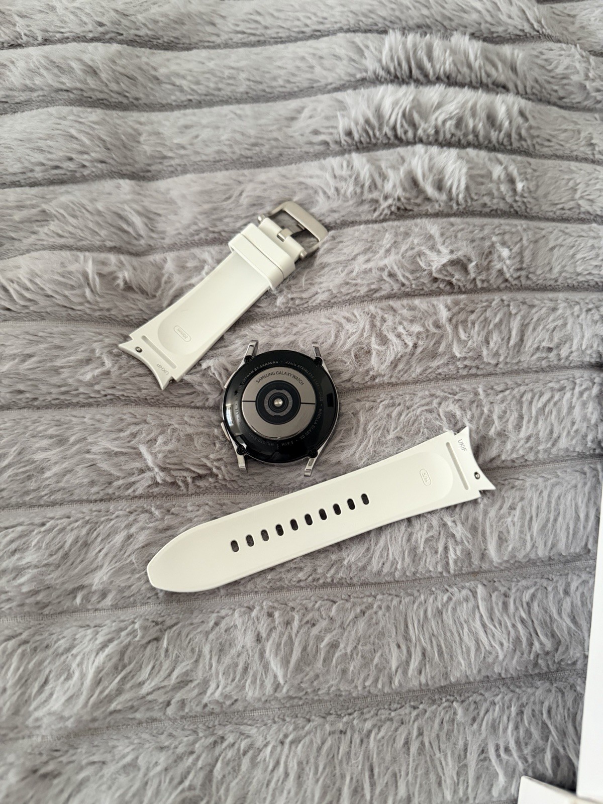 Samsung Galaxy Watch4 Classic 42mm Silver/White W/extra black hybrid strap EUC!