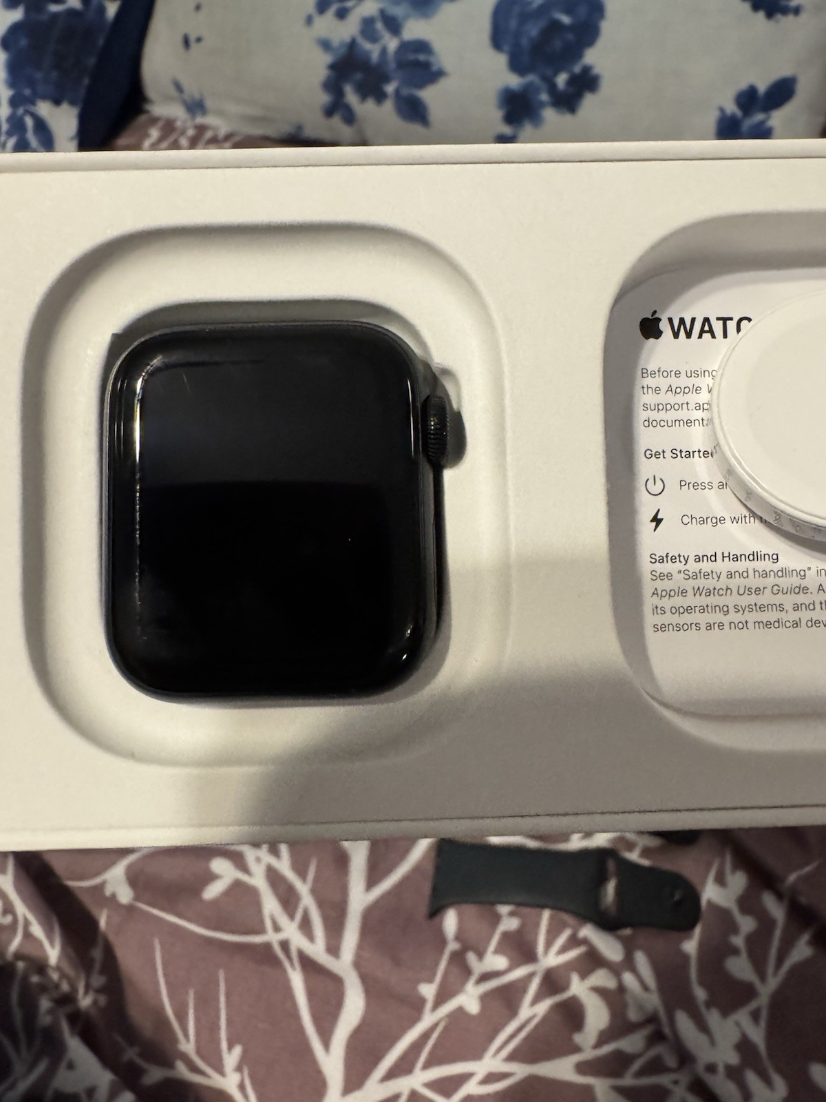 Apple Watch SE 2 (2022) 40mm Midnight Aluminum Case with Silicone Band, S/M