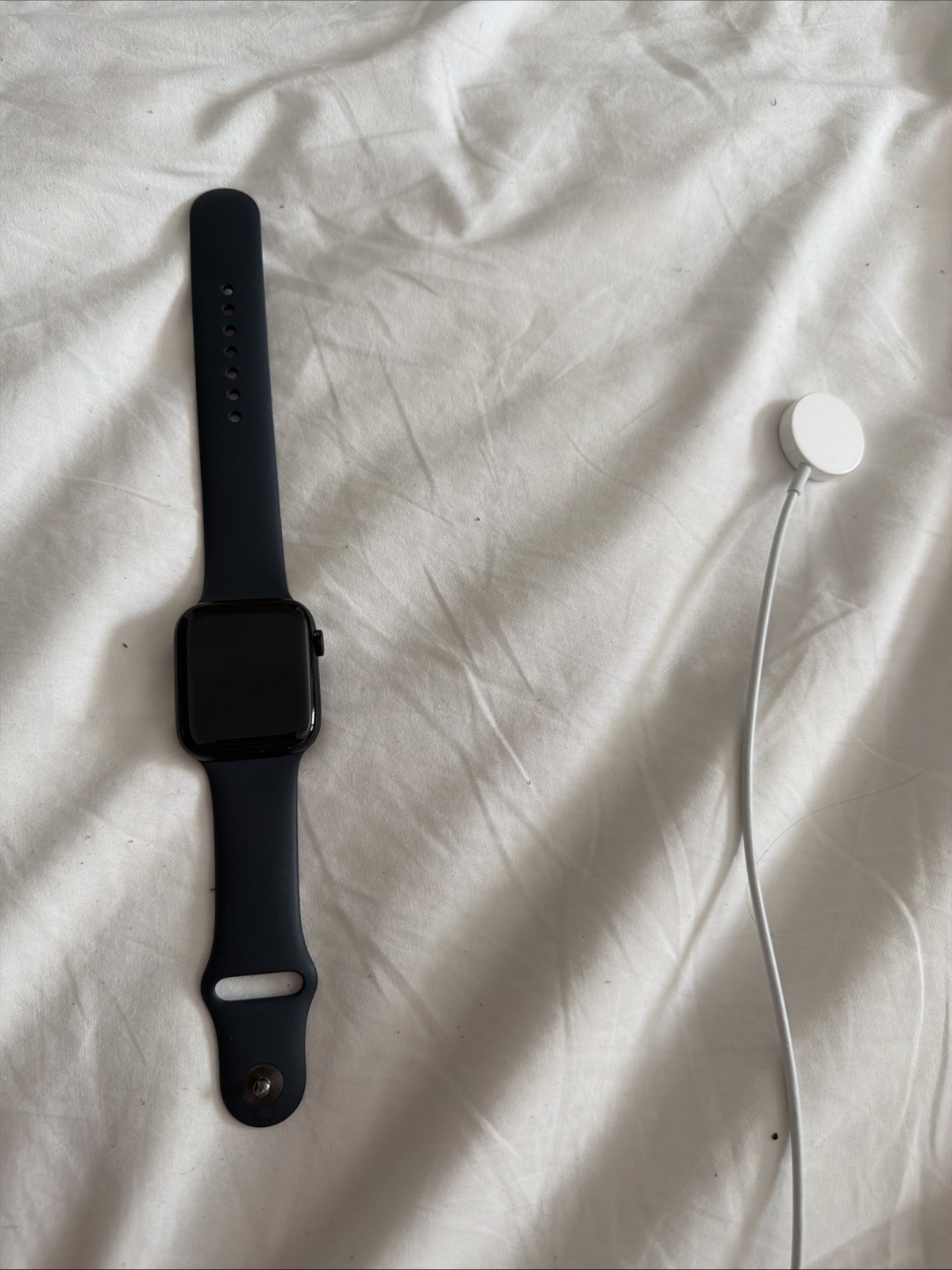 Apple Watch SE 44mm Space Gray Aluminum Case with Black Sport Band – Regular
