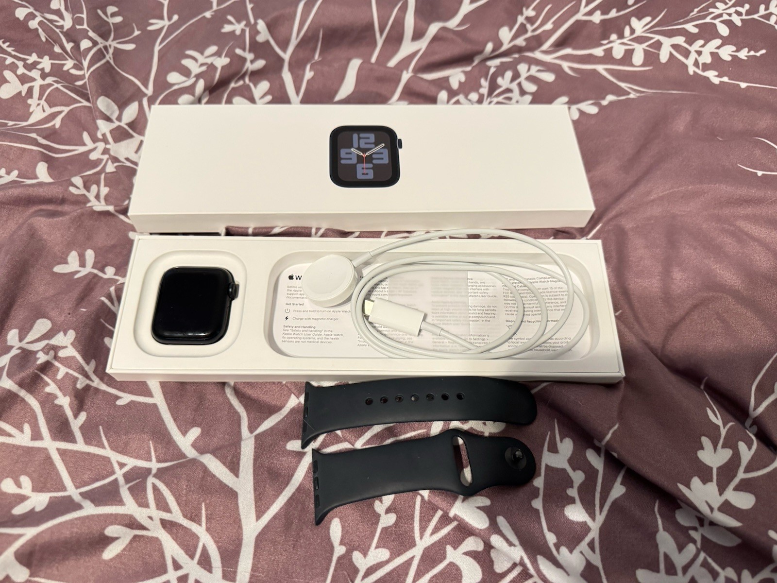 Apple Watch SE 2 (2022) 40mm Midnight Aluminum Case with Silicone Band, S/M