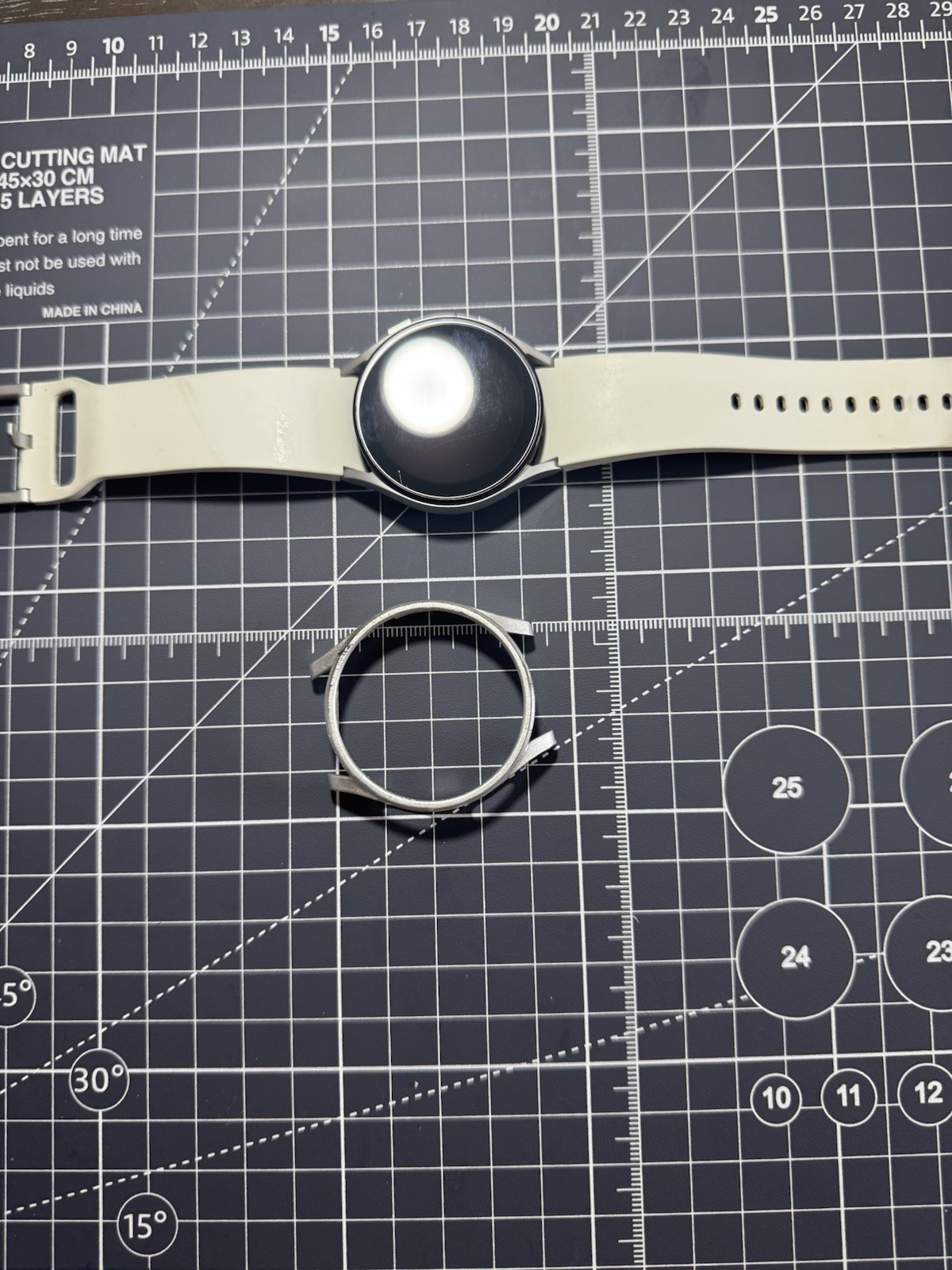 Samsung Galaxy Watch4 40 mm Silver Case with White Silicone Band…