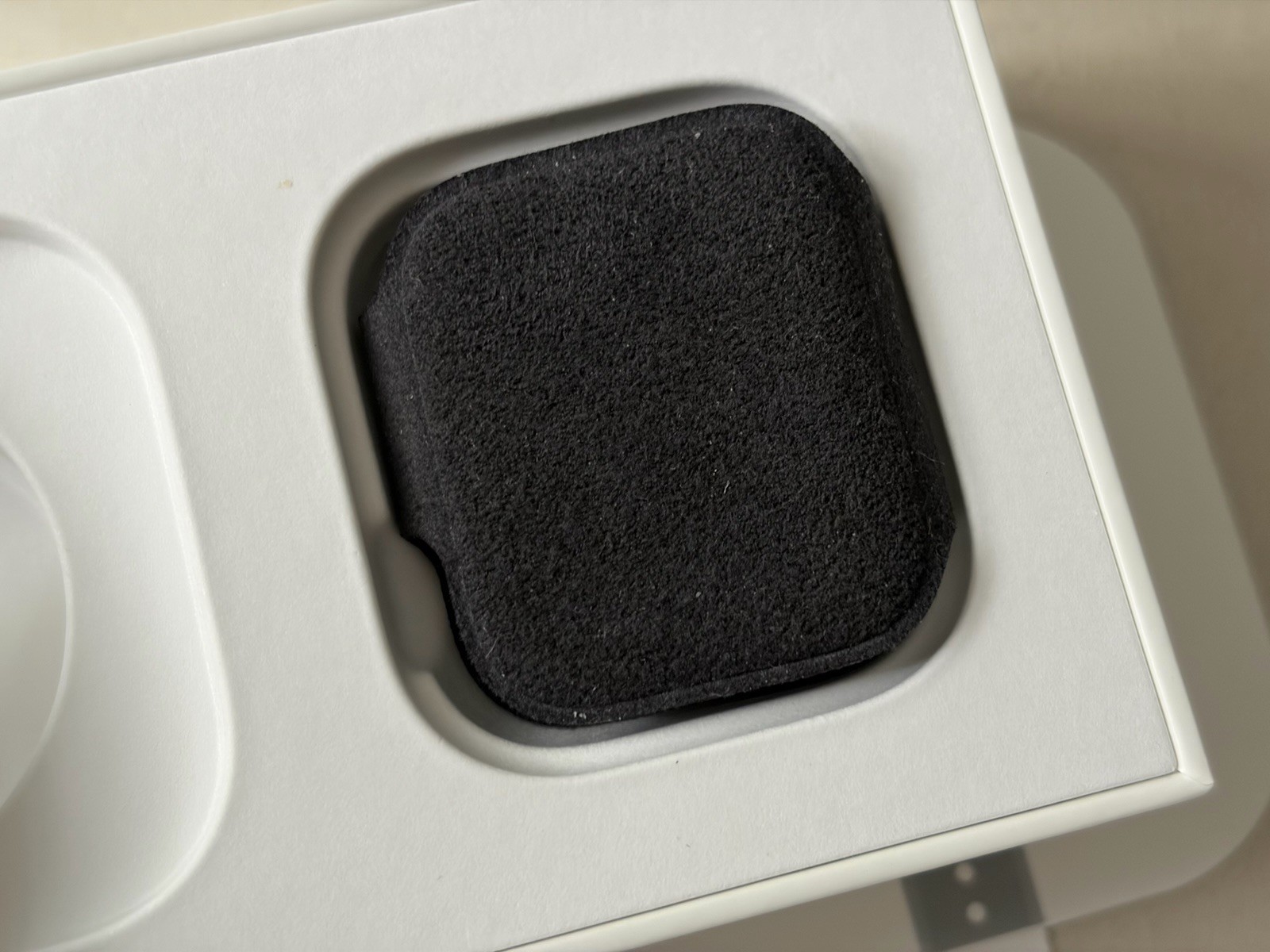 Apple Watch Series 4 40mm Space Gray White Sport Band GPS +Cellular, 75% Battery