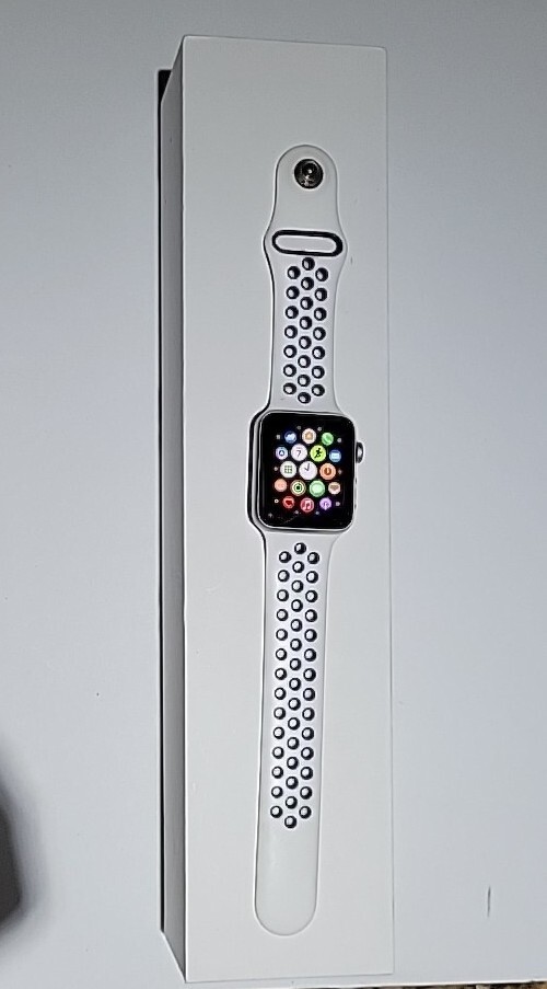 1 APPLE IWATCH SERIES 3 42mm PreOwned SILVER ,WHITE STRAPS Cracked Glass.