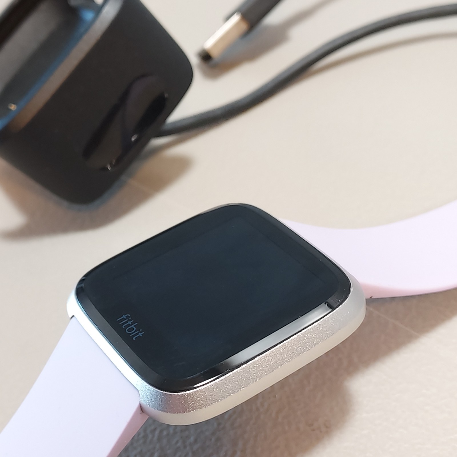 FB415 Fitbit Smartwatch w/ Lilac Silicone Wristband – Powers On