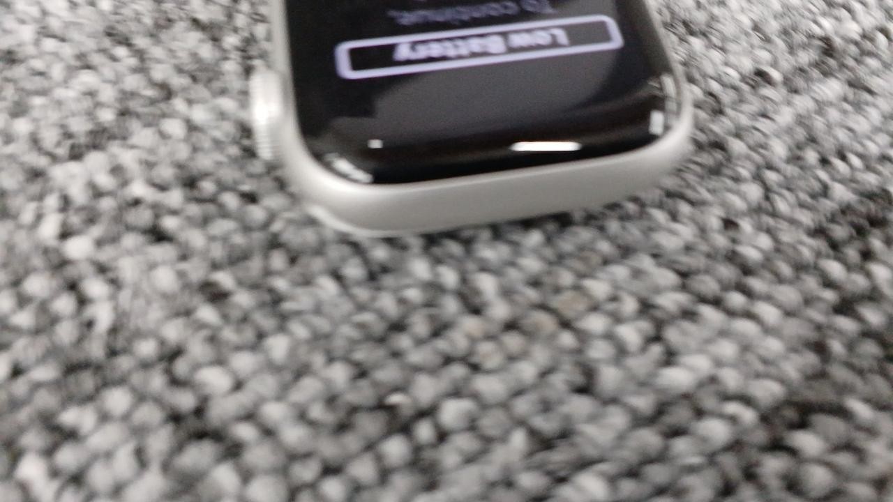 Apple Watch SE GPS 40mm 32GB Silver Aluminum Series 10.6.1 97% Battery