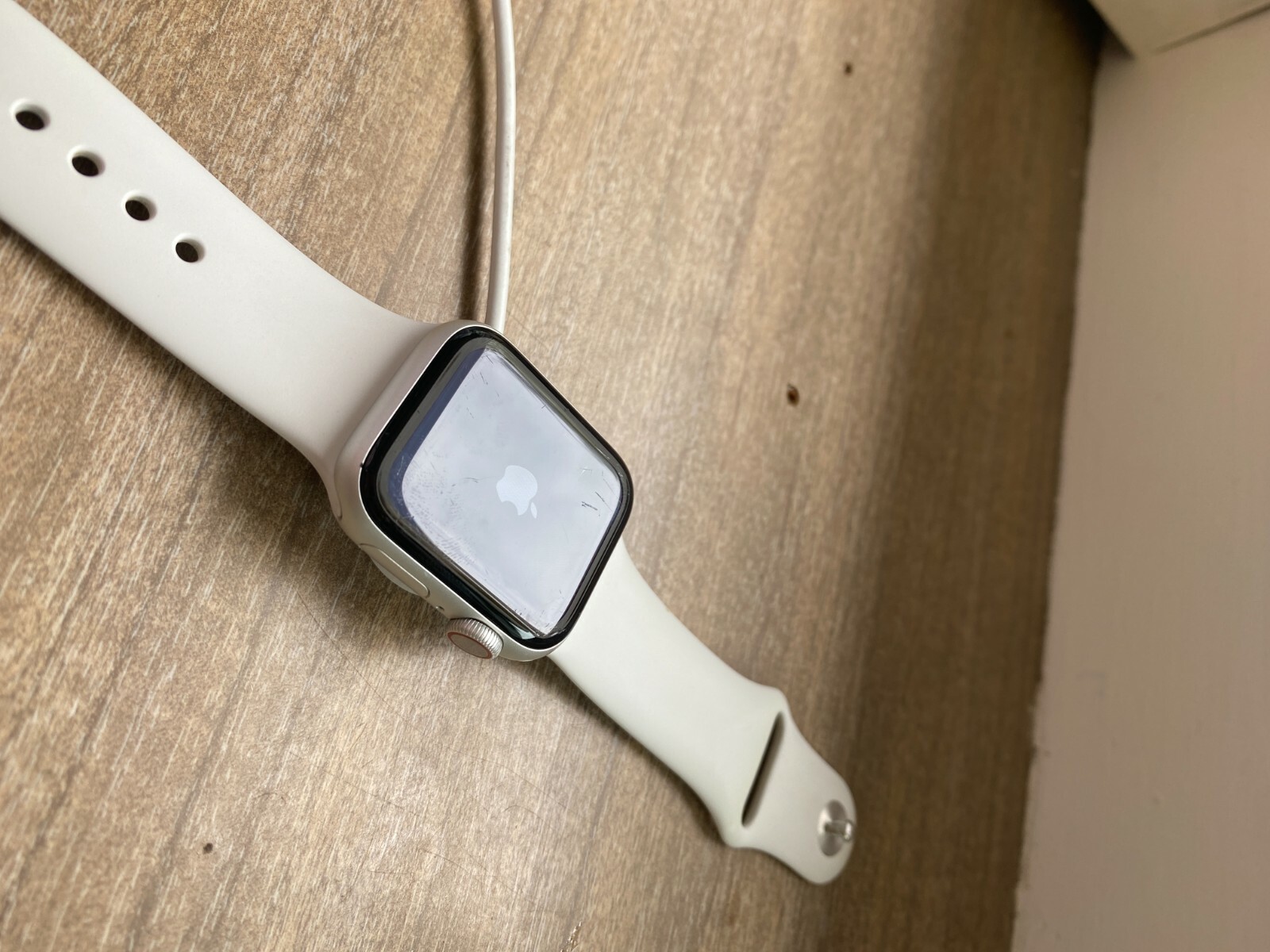 Apple Watch Series 6 GPS 40mm Silver Aluminum Case With White Sport Band