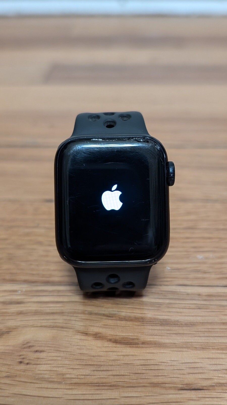 Apple Watch SE (2022) 40mm Aluminum Case with Nike Sport Band, S/M (GPS)