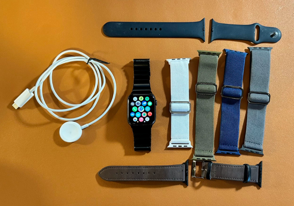 Apple Watch SE (1st Generation) 44mm Space Gray Aluminum Case with Midnight…