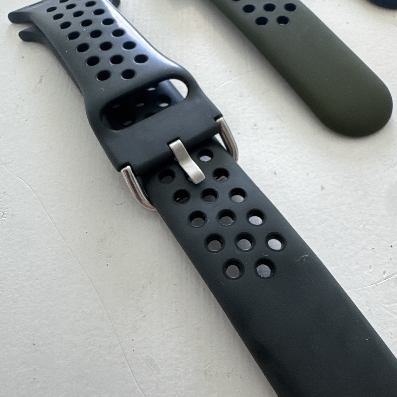 Apple Watch Ultra 49mm GPS+Cellular 32GB Silver Titanium MNHC3LL Gen 1 + 3 bands