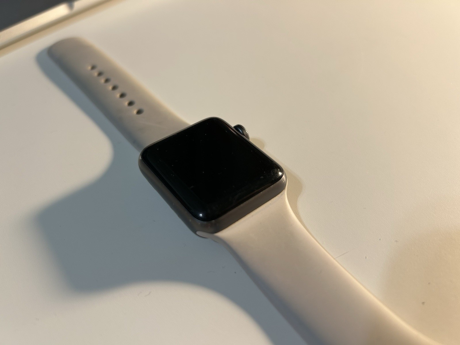 Apple Watch Series 3 38MM Space Gray Aluminium iOS White Silicone Band