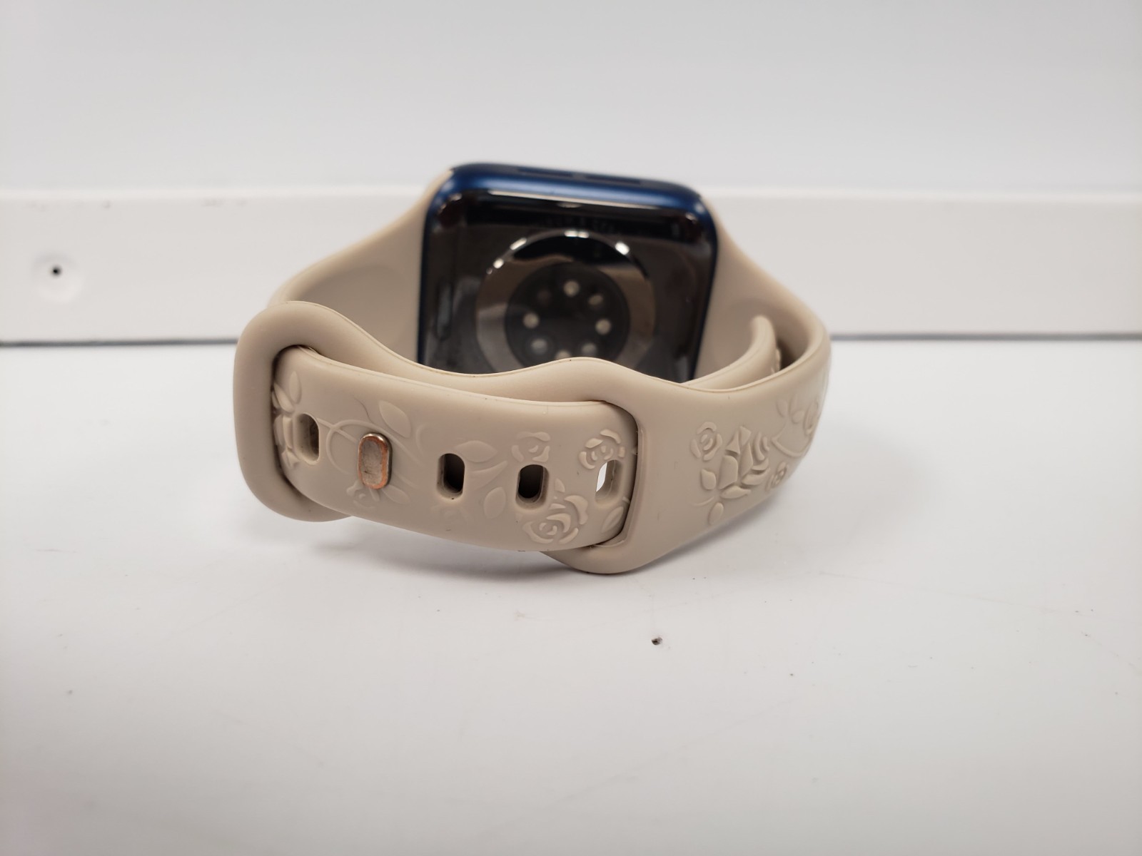 (80924-1) Apple A2293 Series 6 Smart Watch