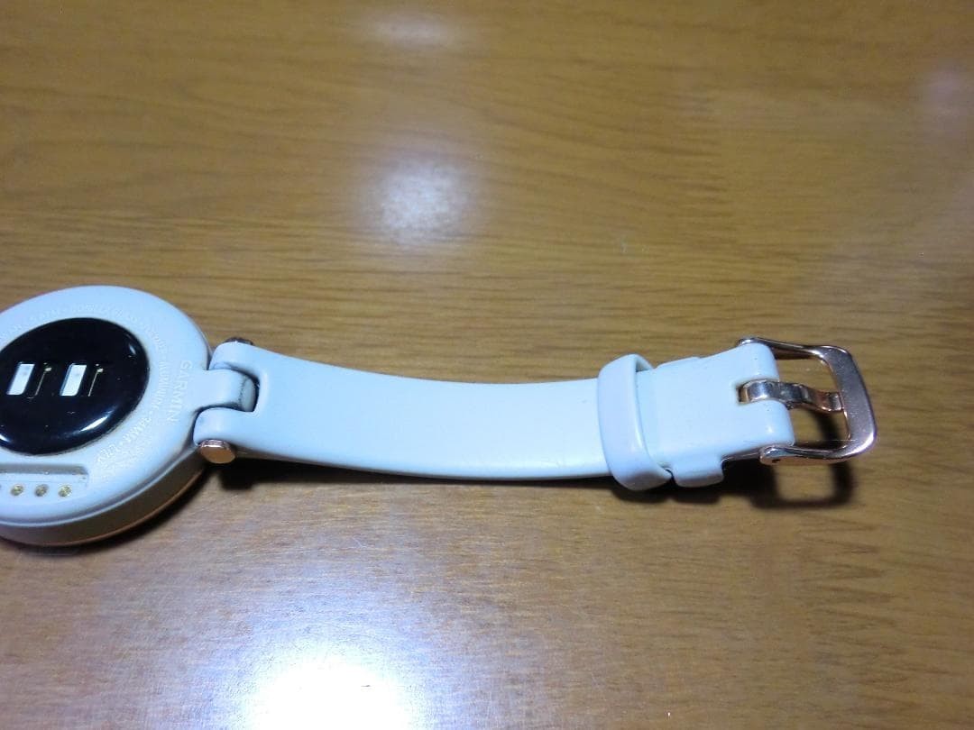 Garmin Lily Sport Edition Smartwatch Fitness White/Cream Gold