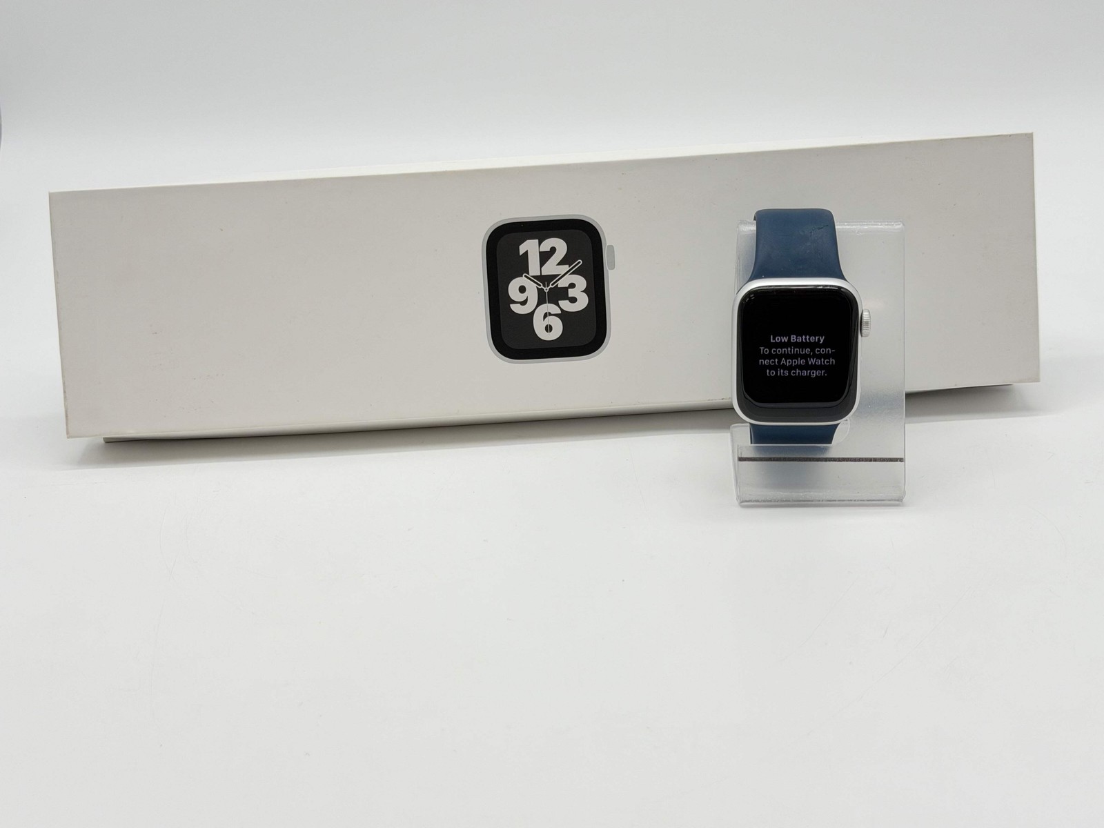 2020 Unlocked Apple Watch SE A2353 40mm Silver w/ Box