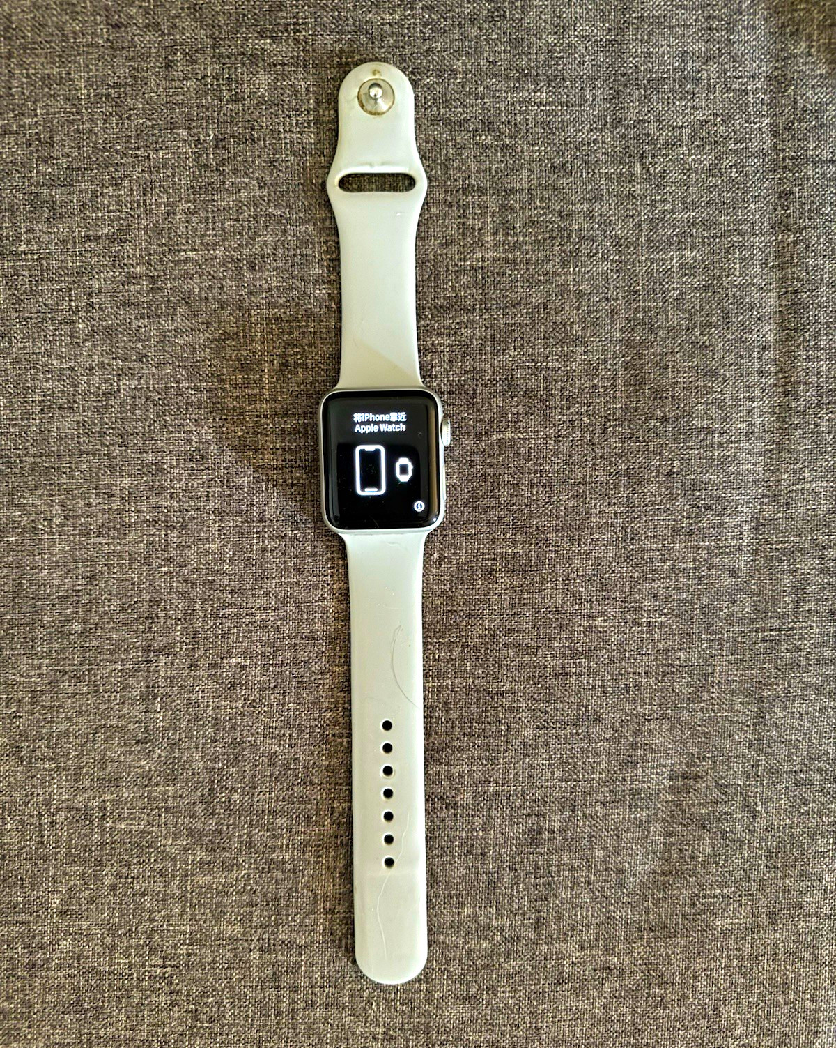 Apple Watch Series 3 42mm Silver Aluminum Case Grey Silicone Band 8GB