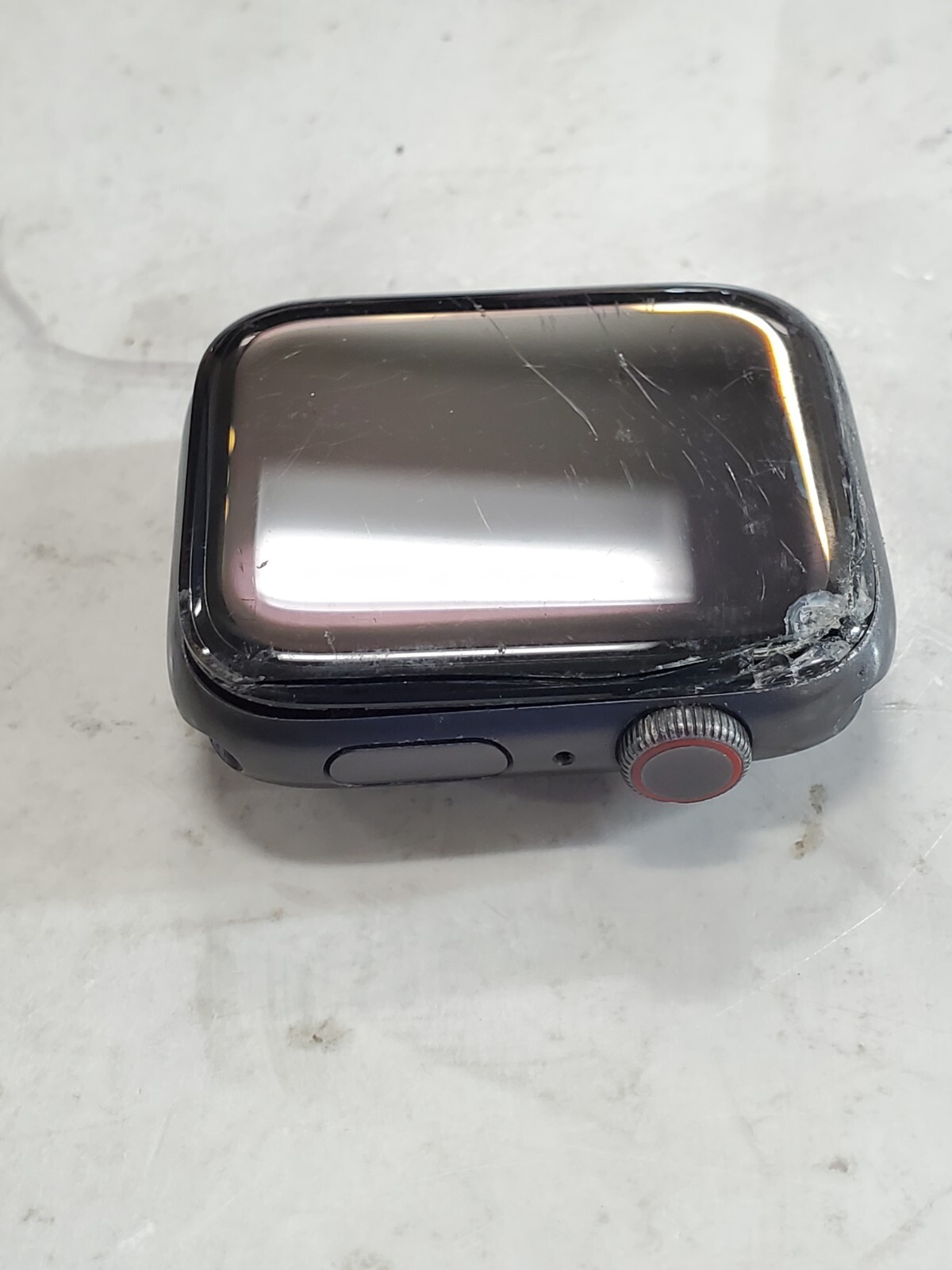 Apple Watch Series SE 44mm A2353 GPS + Cellular Space Gray Aluminum – Fo – 373B
