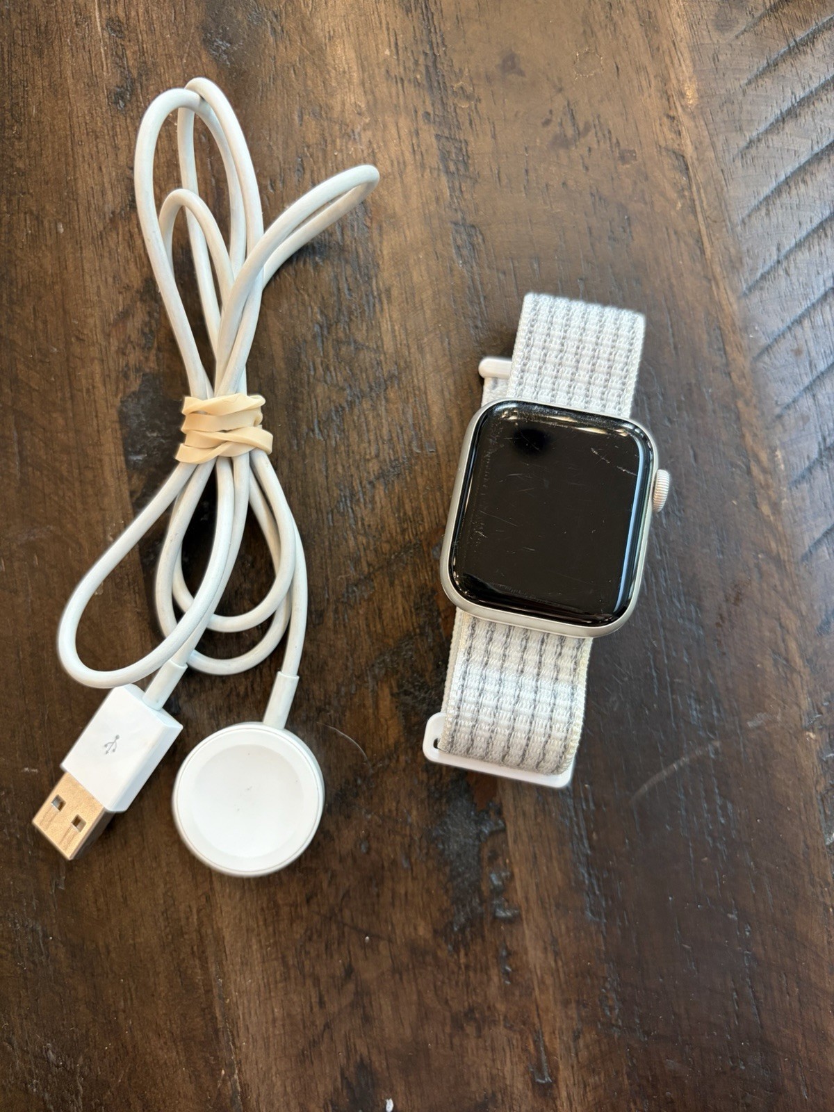 Apple Watch SE 40mm Starlight Aluminum Case Sport Band GPS