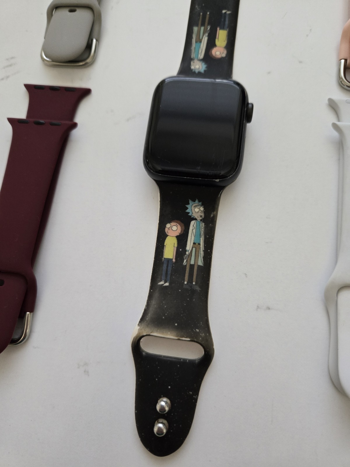 Apple Watch SE Nike 44mm GPS Rick & Morty Band + 4 Additional Bands LOCKED