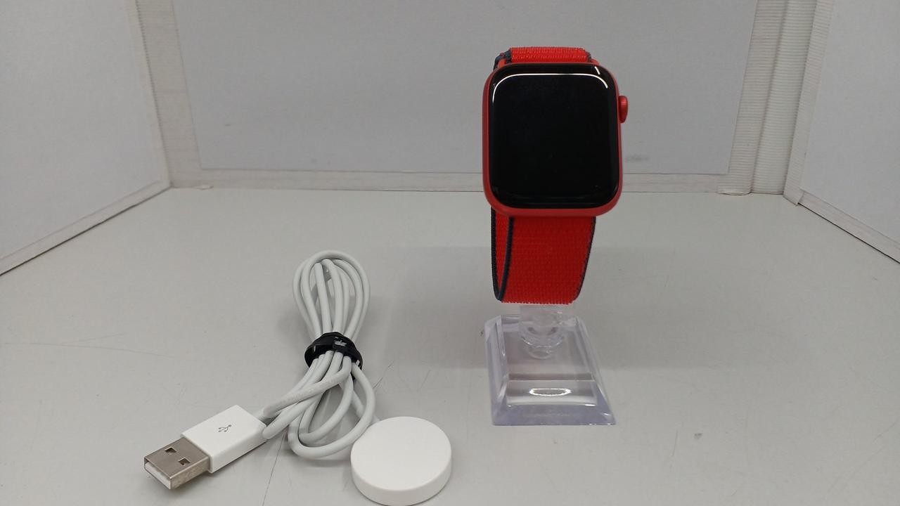 Apple Watch Series 6 32GB GPS Aluminum Silver Smartwatch with 74% Battery