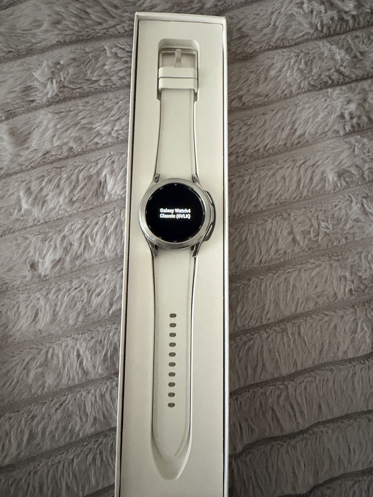 Samsung Galaxy Watch4 Classic 42mm Silver/White W/extra black hybrid strap EUC!